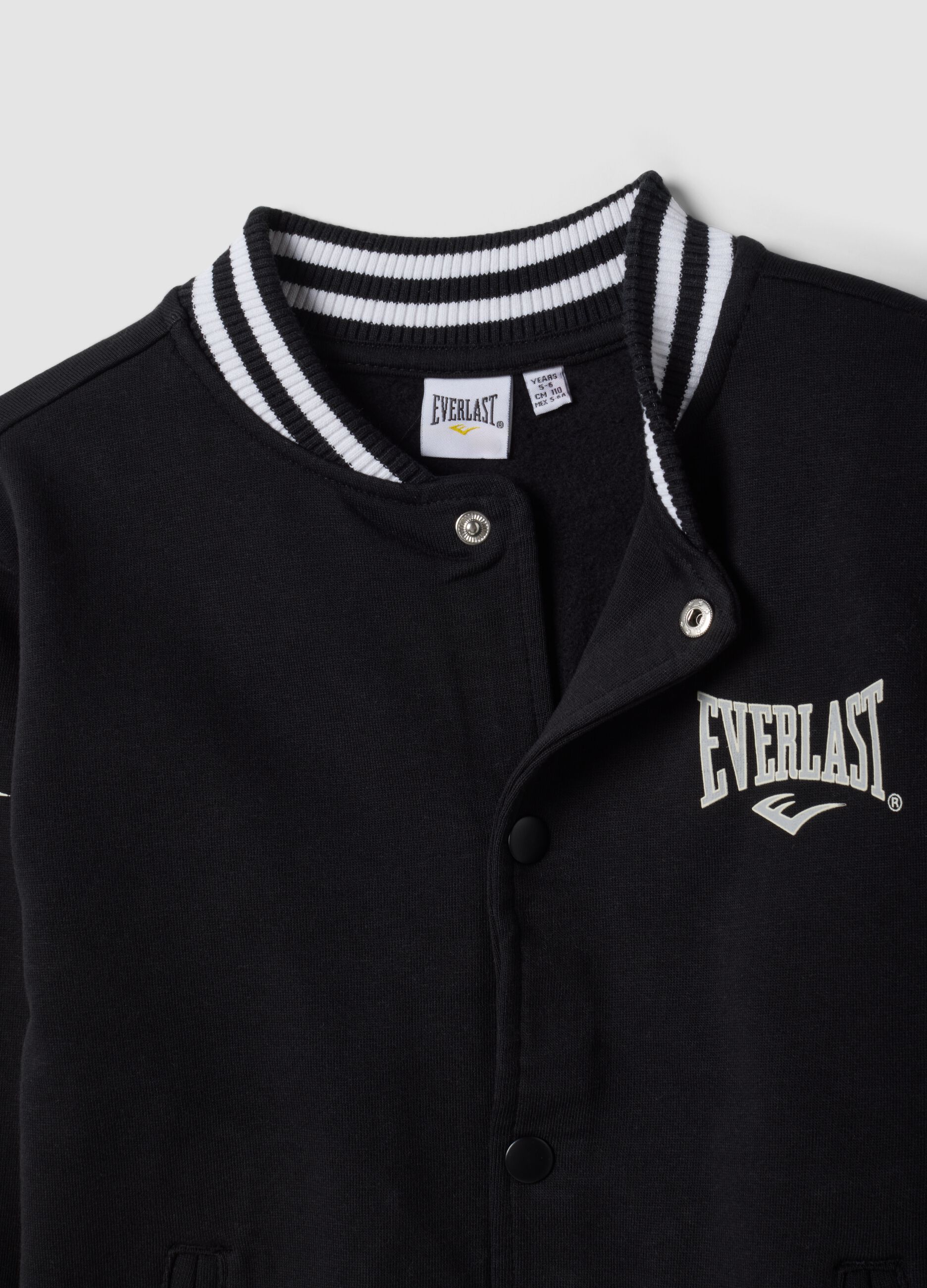Sweatshirt preta em algod&atilde;o puro estilo college com log&oacute;tipo, corte regular para menino