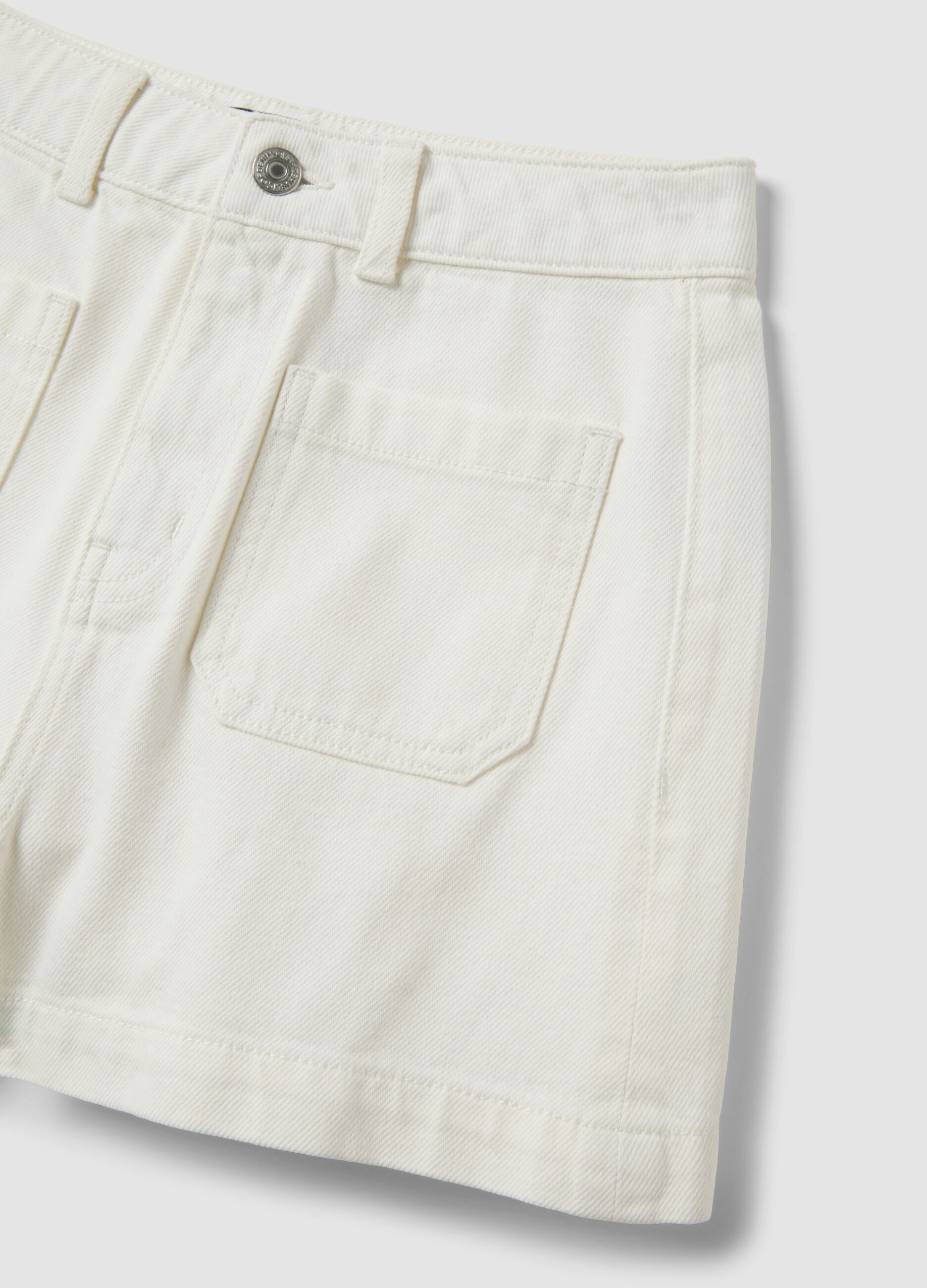 Bermudas brancas em algod&atilde;o puro