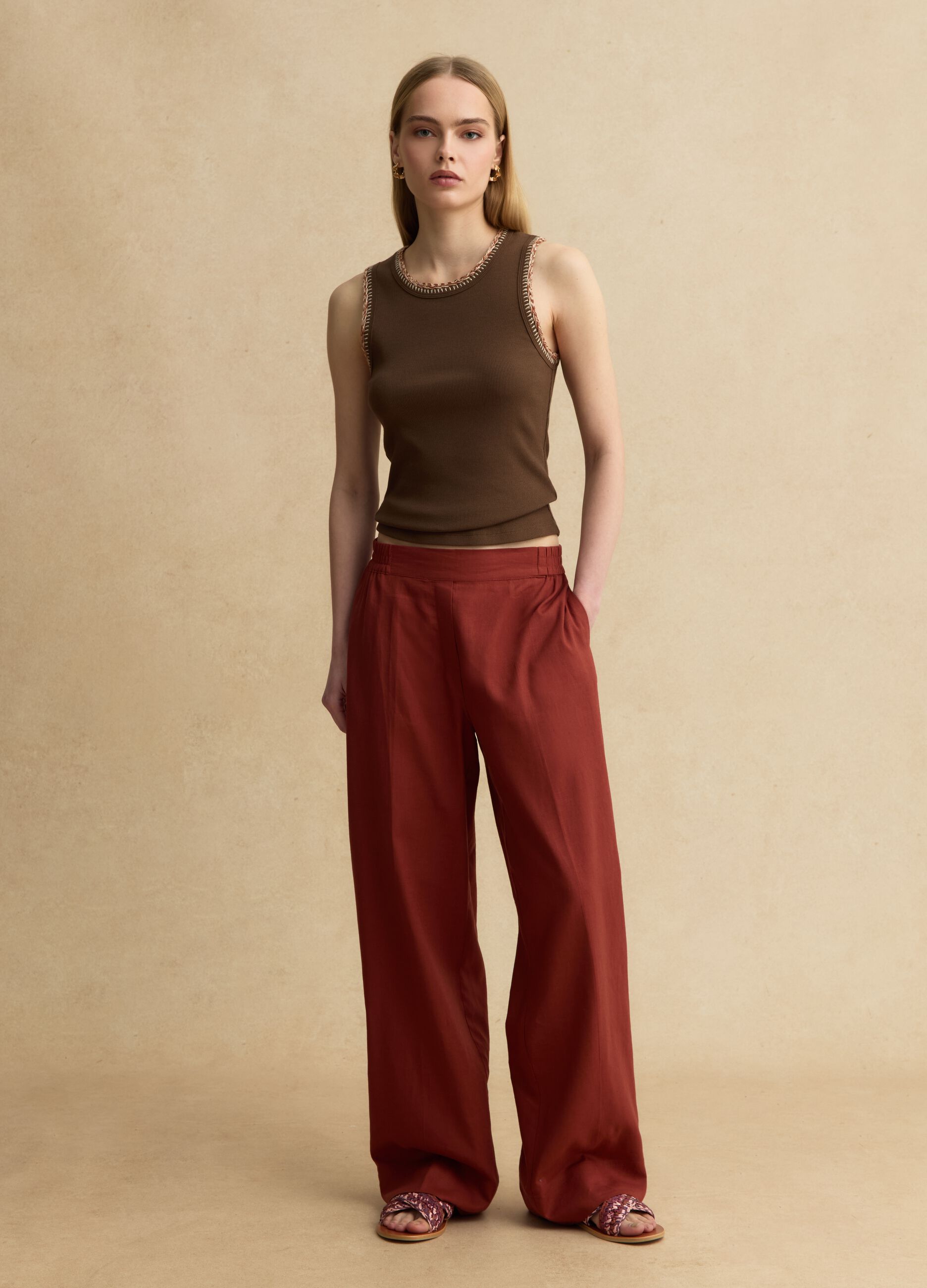 Camiseta sin mangas de algod&oacute;n el&aacute;stico marr&oacute;n ajuste regular con bordes bordados