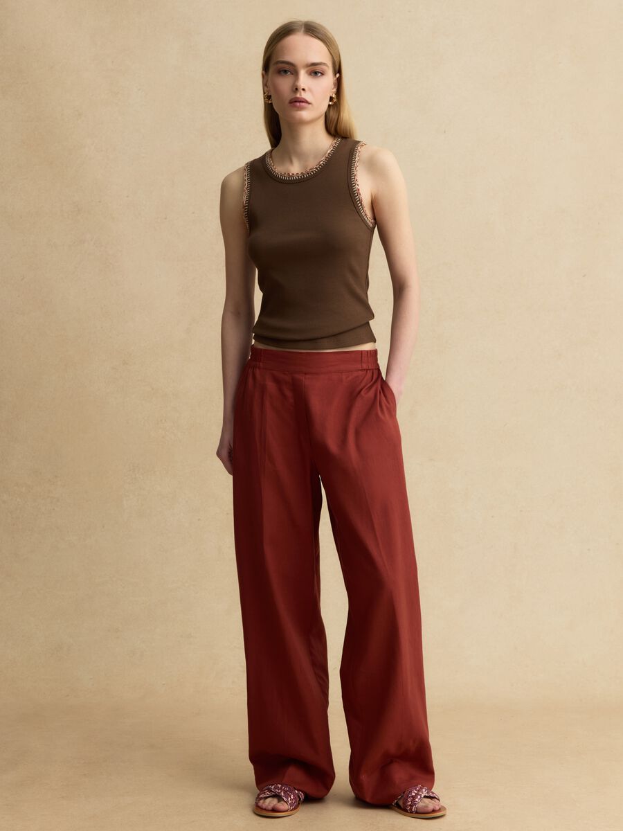 Braunes Tanktop aus Stretch-Baumwolle mit regul&auml;rer Passform und Stickerei-Kanten_2