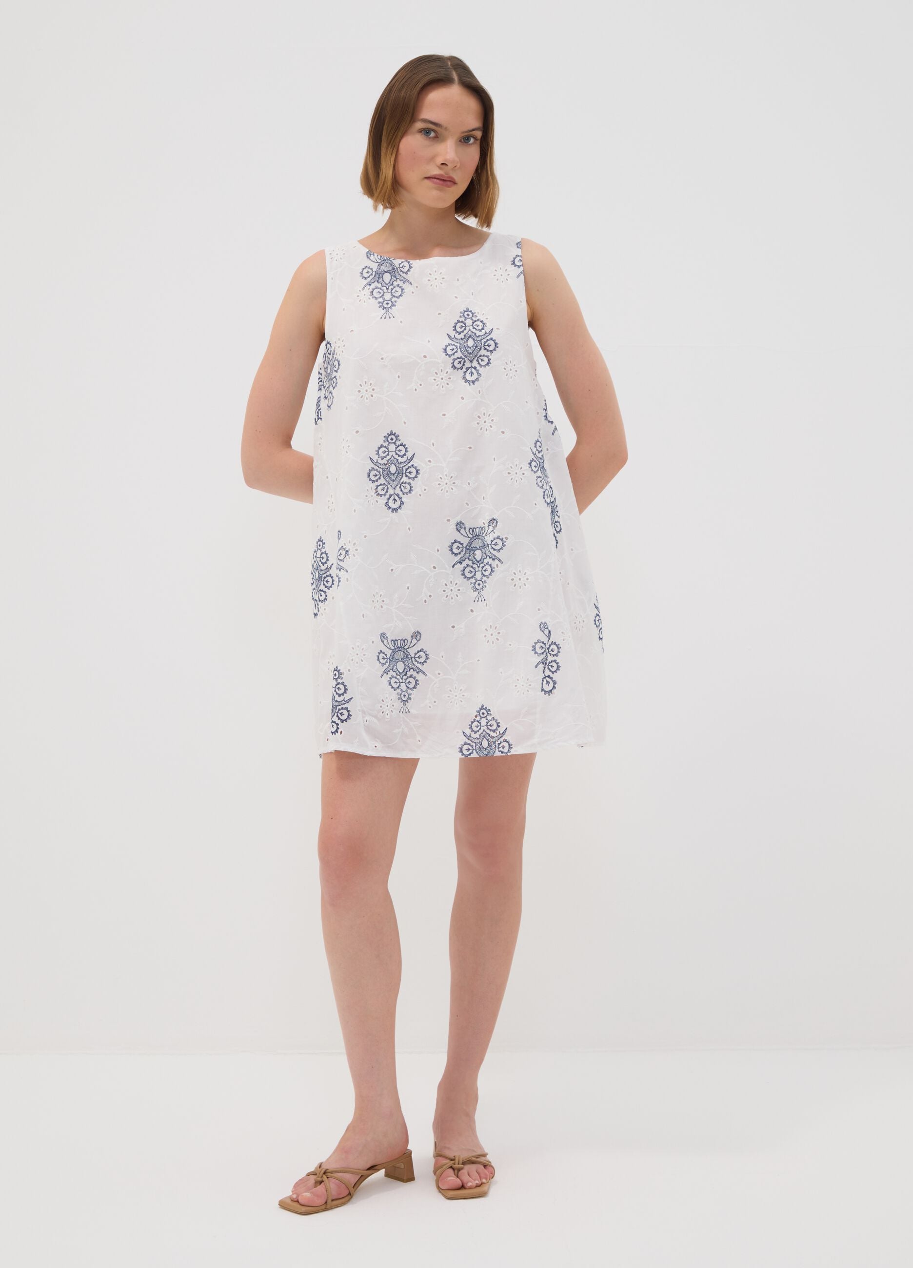 Wei&szlig;es Lochspitzenkleid aus reiner Baumwolle mit blauer Stickerei, Regular Fit