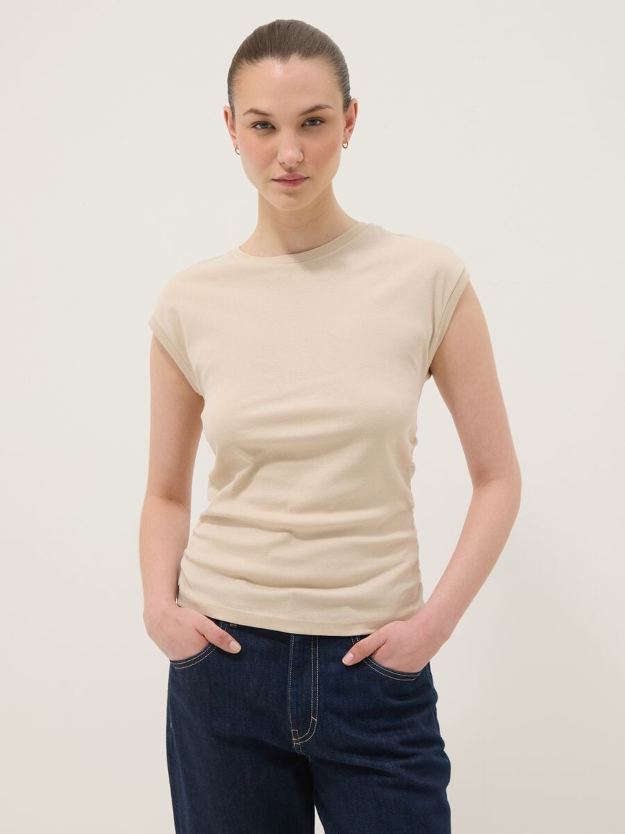 Camiseta de tirantes beige de algod&oacute;n puro con frunces laterales, corte regular_0