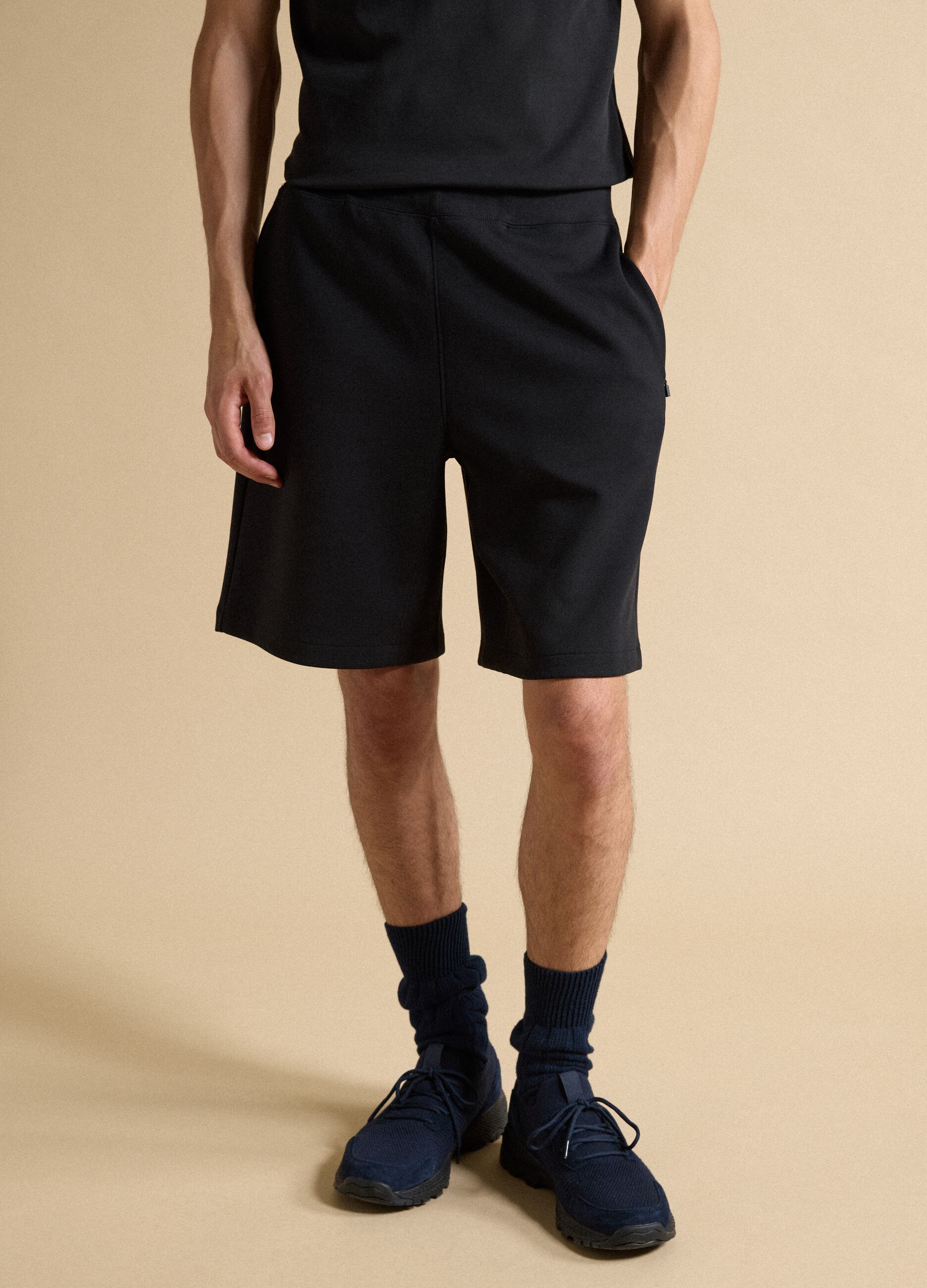 Breathable black 2-way stretch shorts