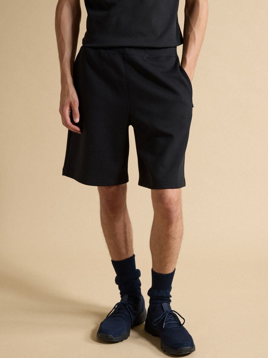 Breathable black 2-way stretch shorts_1