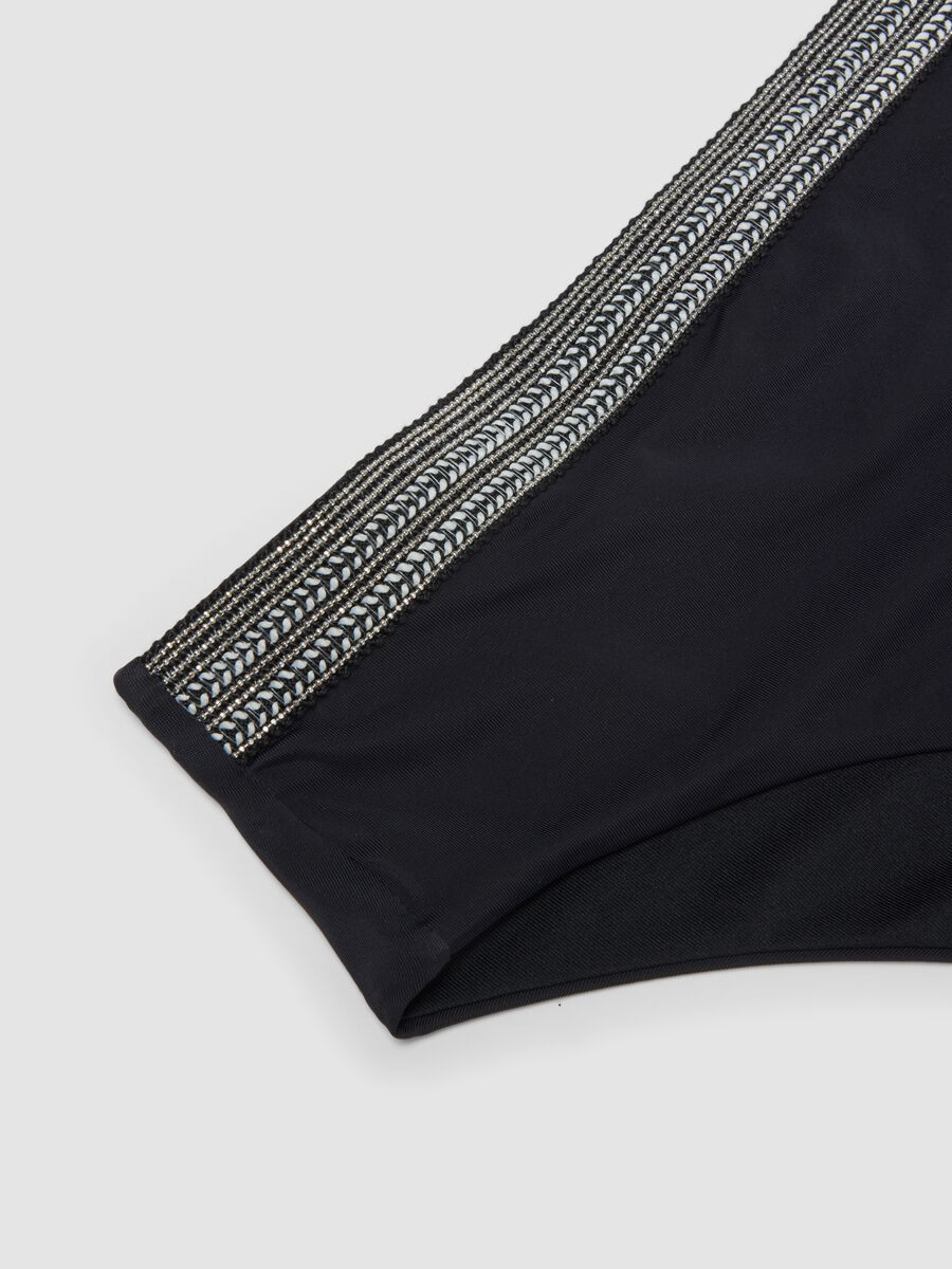 Schwarze Stretch-Badehose mit Stickdetails_5