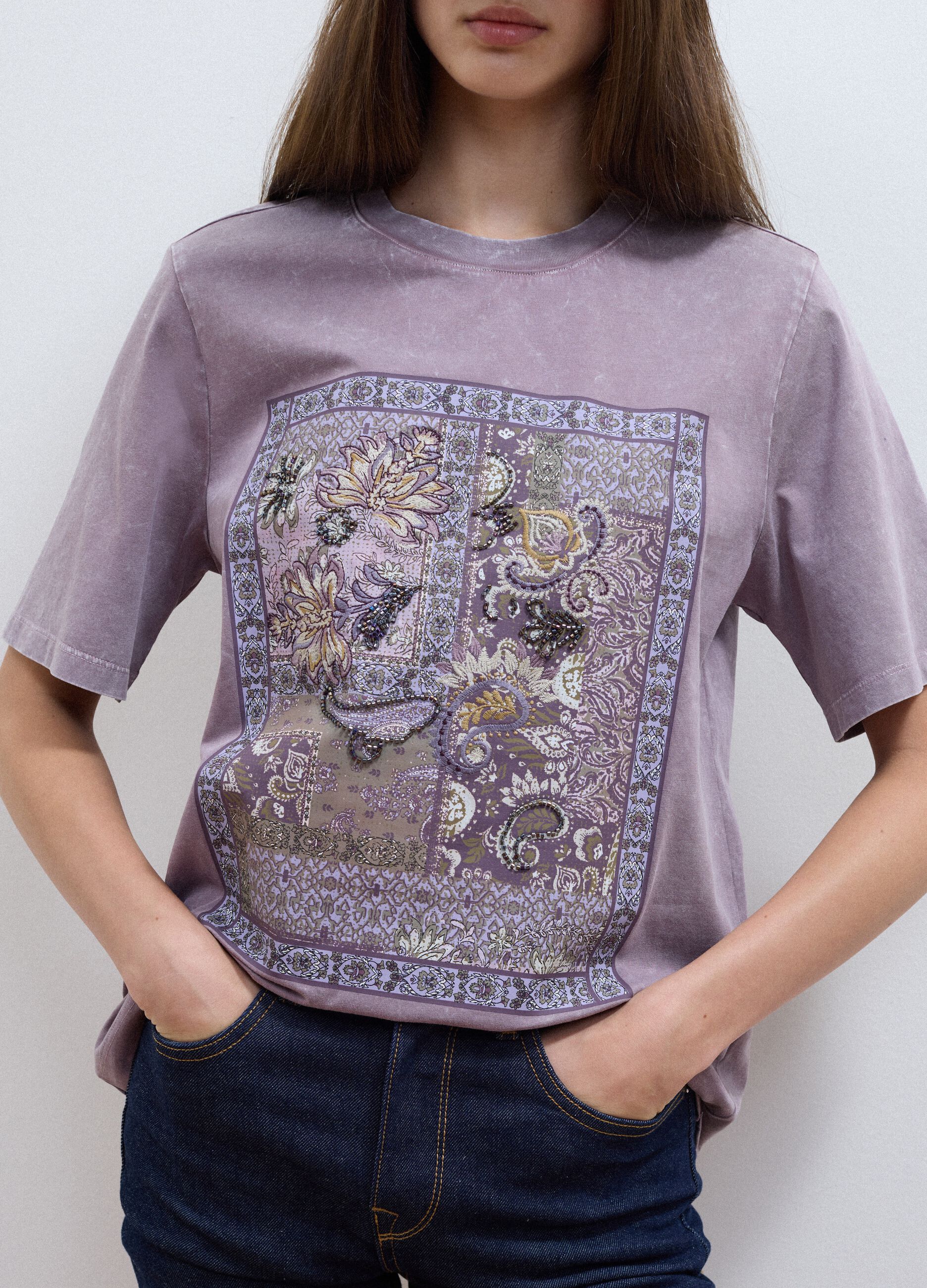 &Mu;&omega;&beta; T-shirt &alpha;&pi;ό 100% &beta;&alpha;&mu;&beta;ά&kappa;&iota; &mu;&epsilon; &phi;&lambda;&omicron;&rho;ά&lambda; &sigma;&tau;ά&mu;&pi;&alpha;, relaxed &epsilon;&phi;&alpha;&rho;&mu;&omicron;&gamma;ή