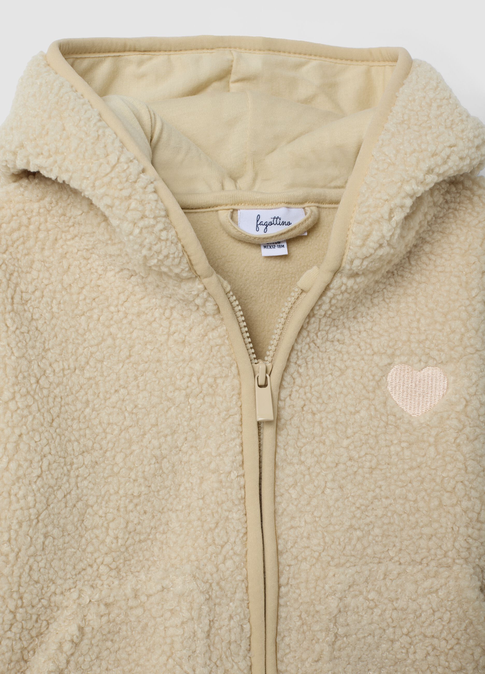 Casaco bege com capuz e fecho &eacute;clair, corte oversize com efeito peluche