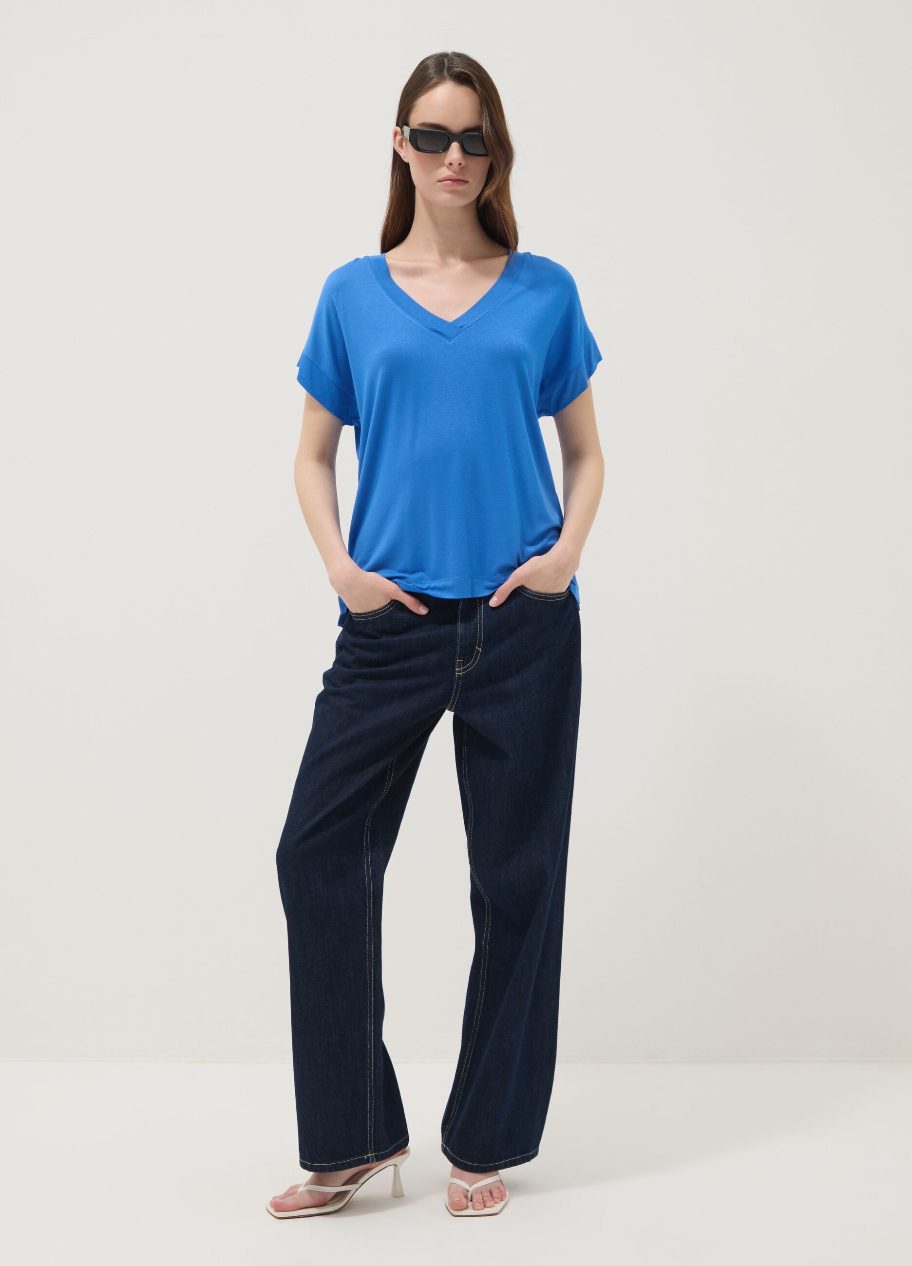 Camiseta azul de viscosa el&aacute;stica con cuello en V