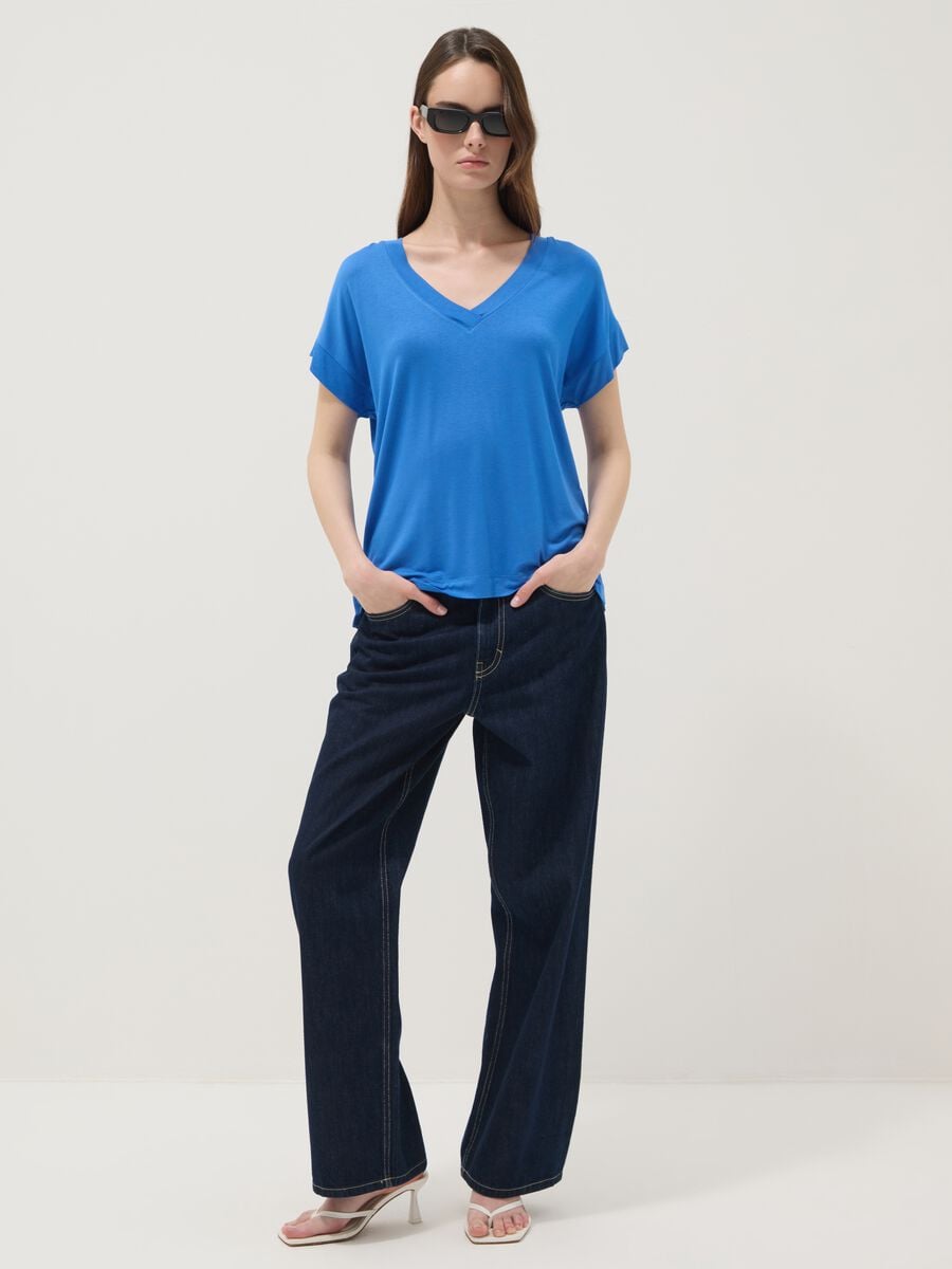Camiseta azul de viscosa el&aacute;stica con cuello en V_2