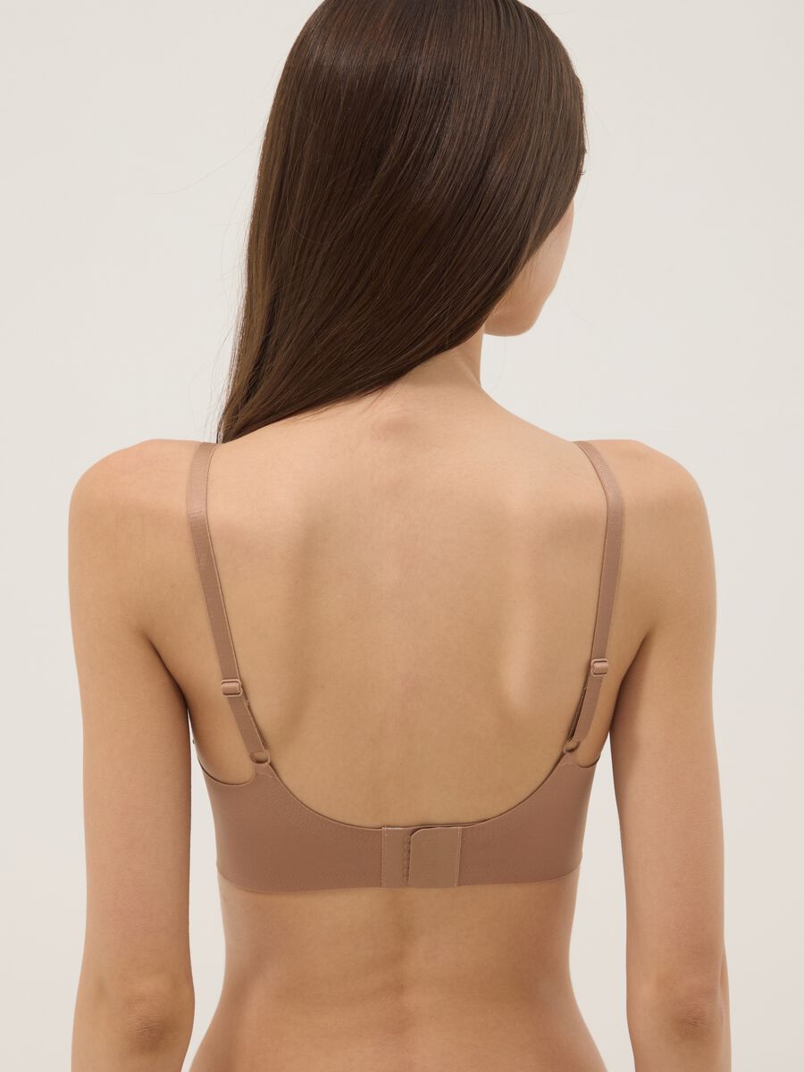 Sujetador beige sin costuras con relleno removible_2