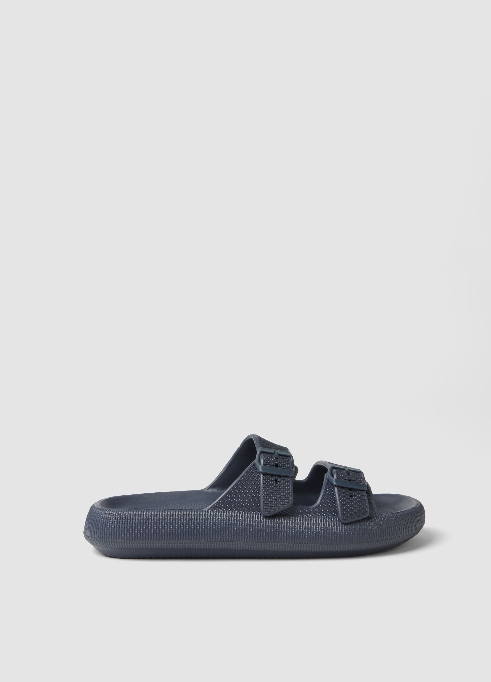 Chinelos azuis com dupla fivela