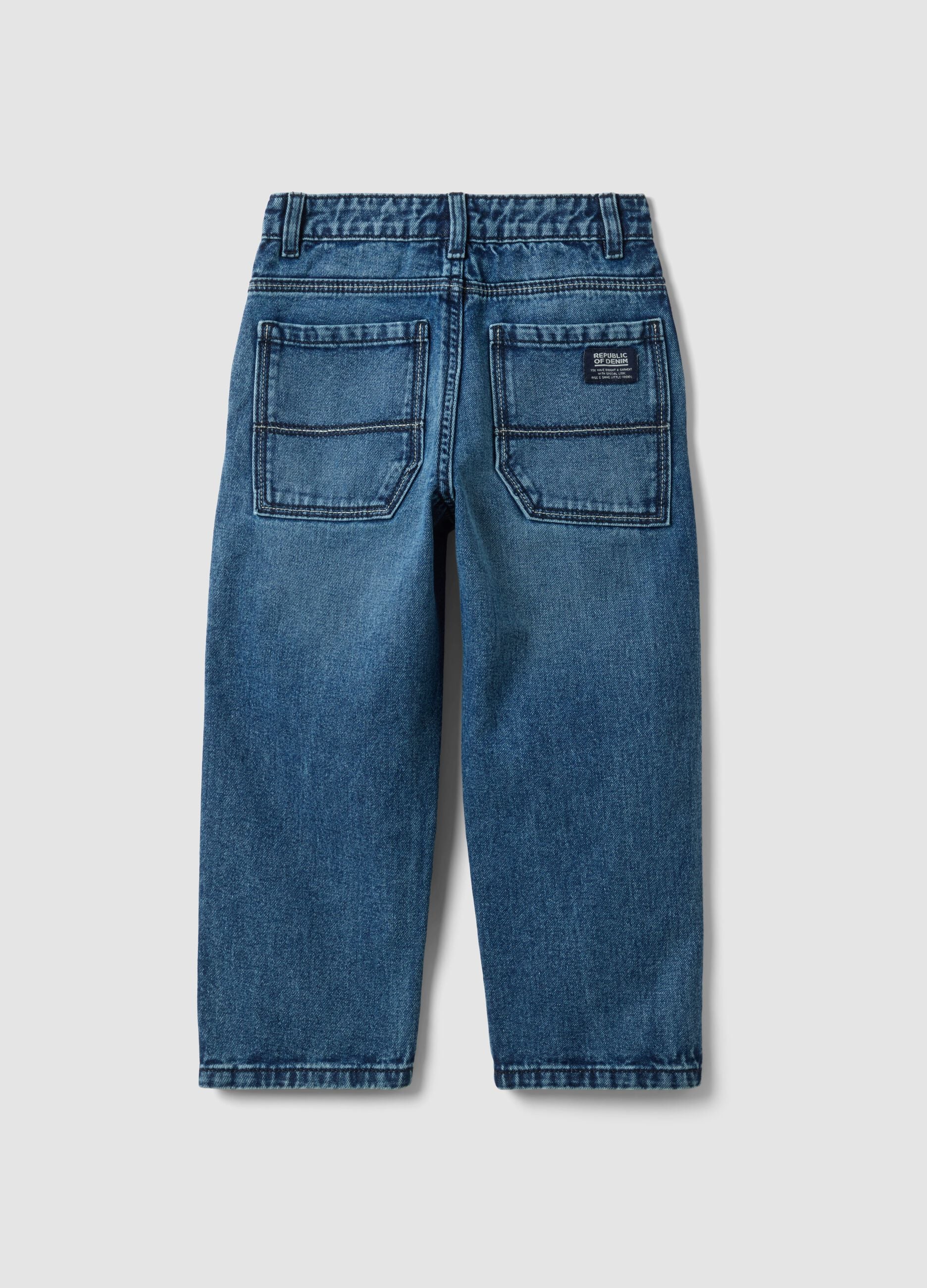 Jeans blu in puro cotone con tasche applicate loose fit per bambino