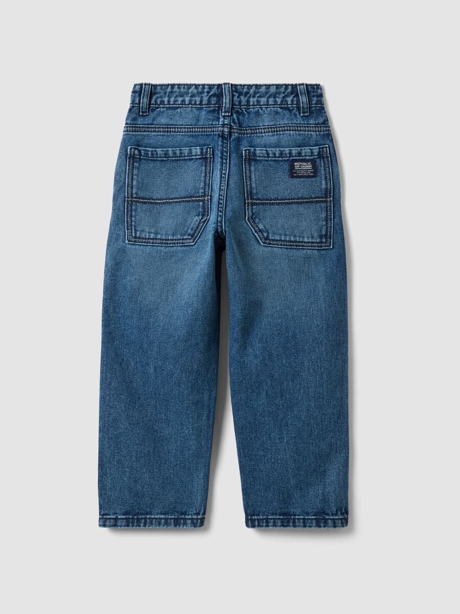 Jeans blu in puro cotone con tasche applicate loose fit per bambino_1