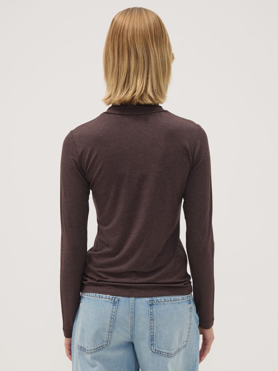 Braunes Shirt aus elastischer Viskose mit Stehkragen, Regular Fit_3