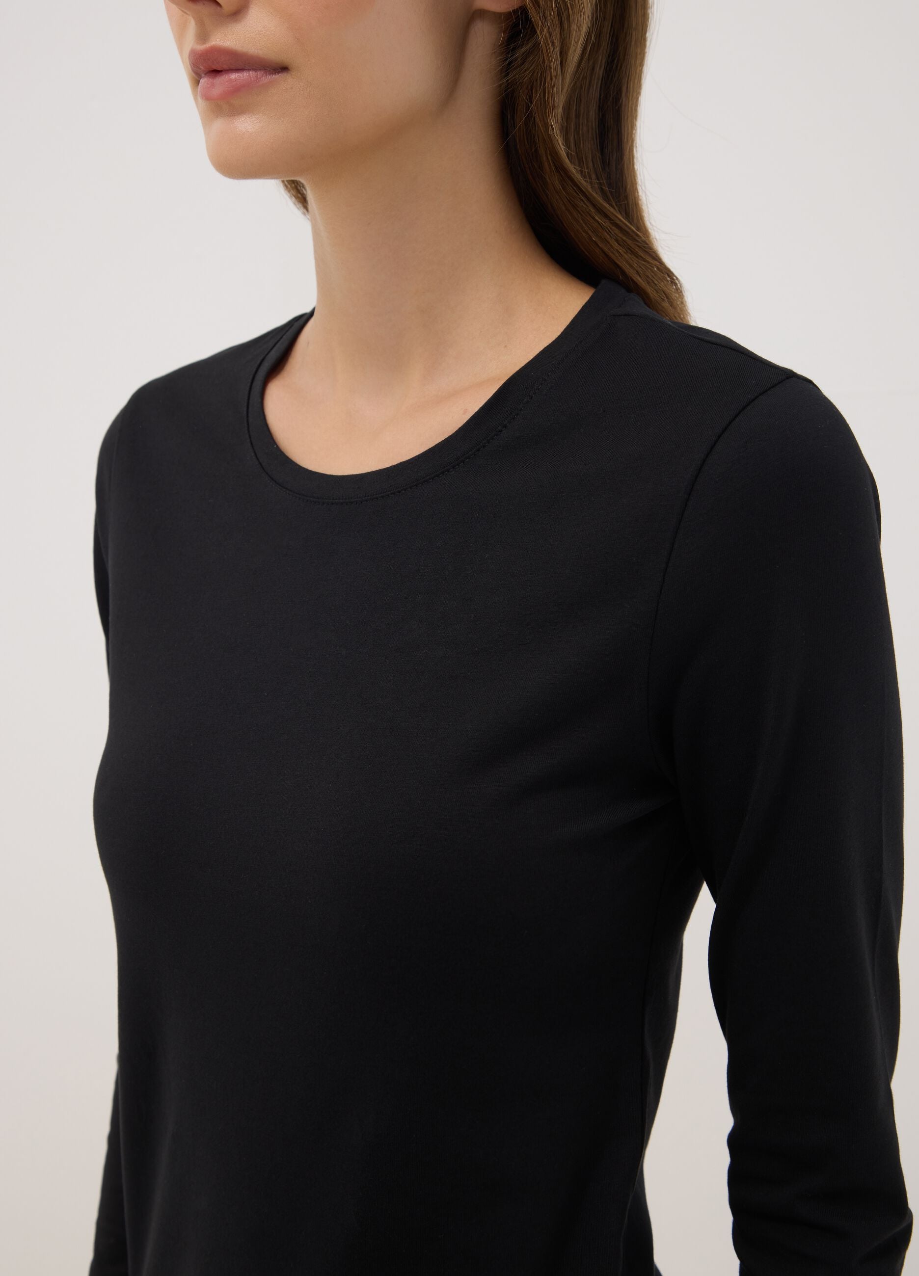 Schwarzes Shirt aus Bio-Stretch-Baumwolle mit Rundhalsausschnitt