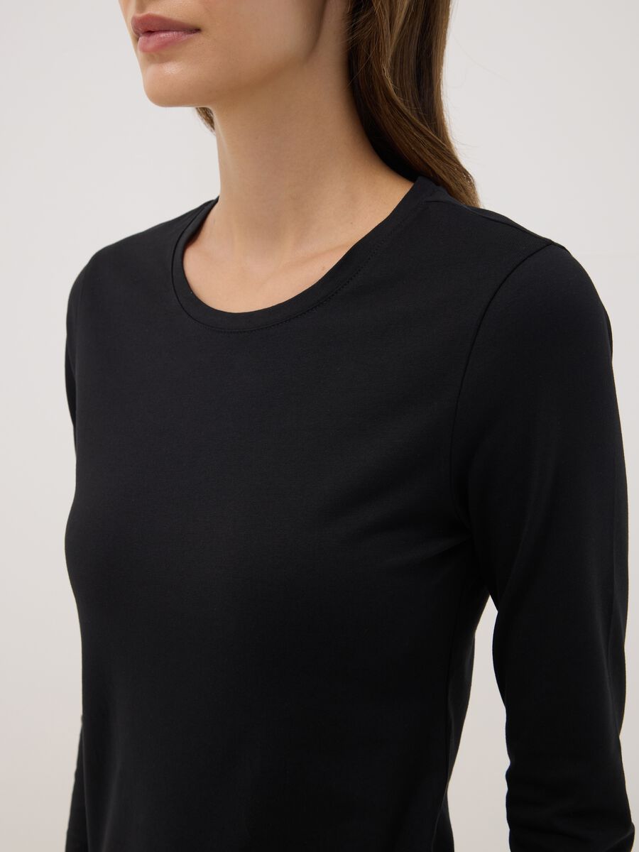Schwarzes Shirt aus Bio-Stretch-Baumwolle mit Rundhalsausschnitt_2