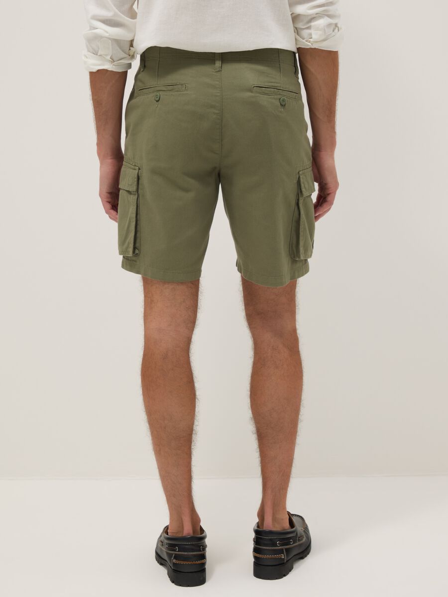 Green cotton cargo shorts in a regular fit_3