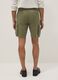 Green cotton cargo shorts in a regular fit_2