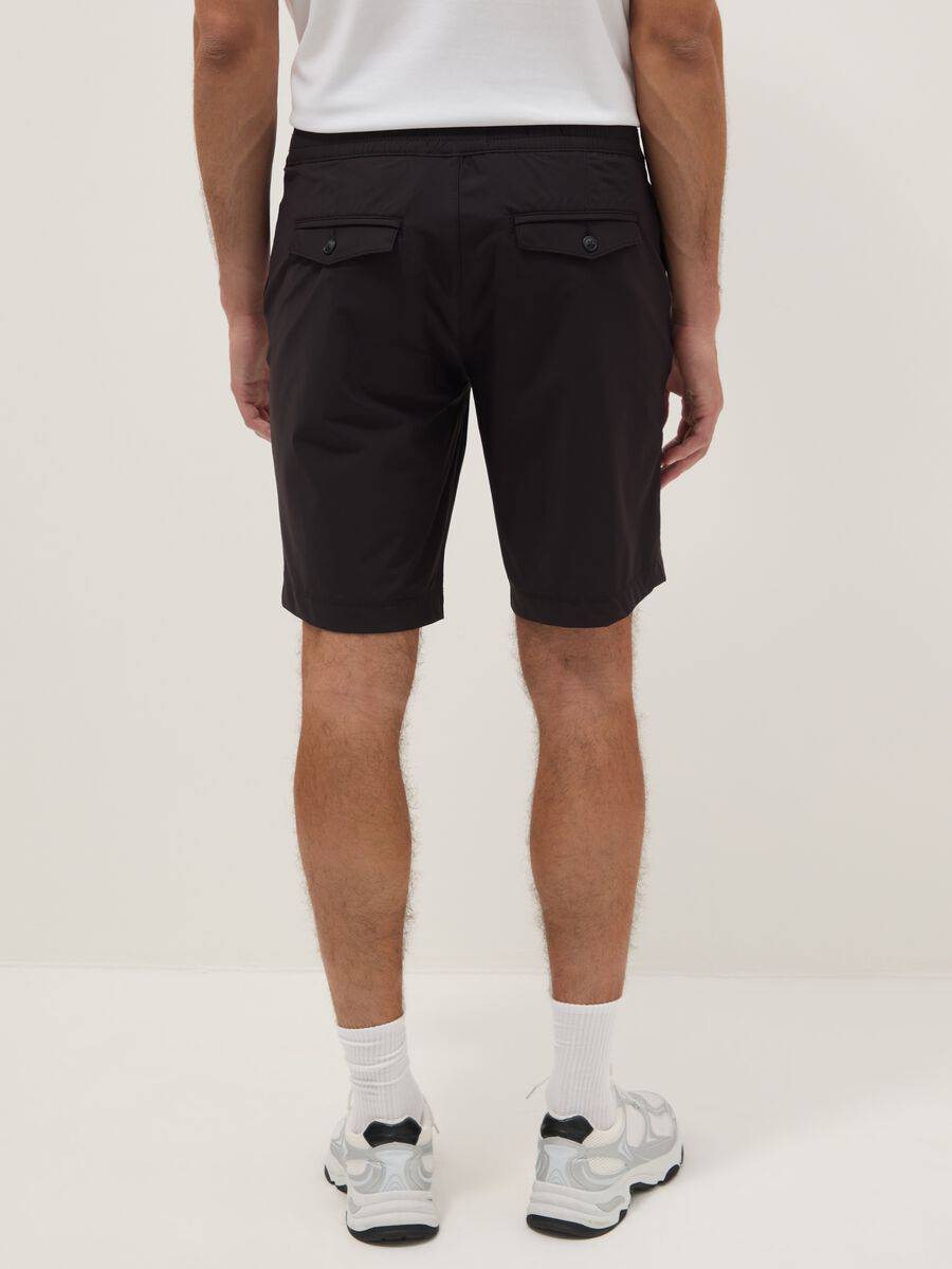 Black regular-fit stretch jogger Bermuda shorts_3