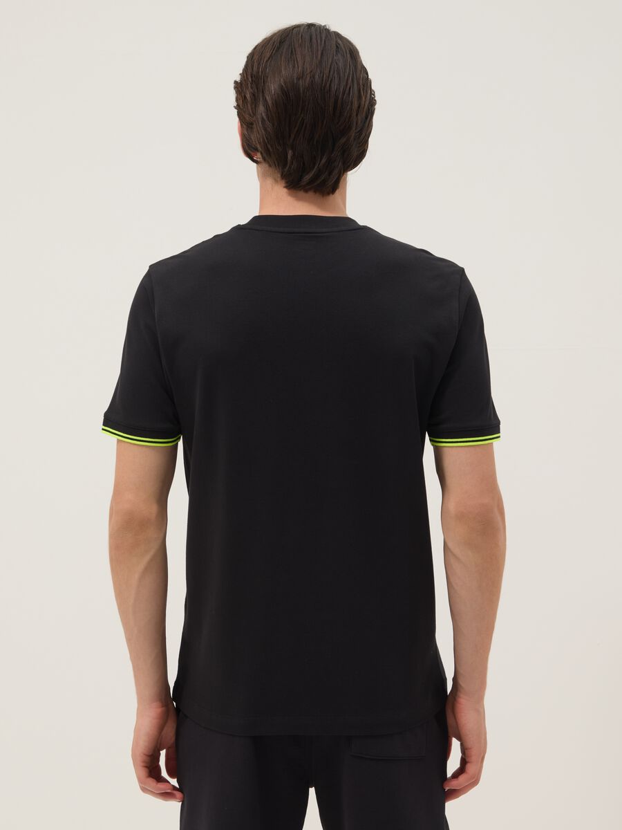 Schwarzes Kurzarm-T-Shirt aus Stretch-Baumwolle mit Brusttasche_3