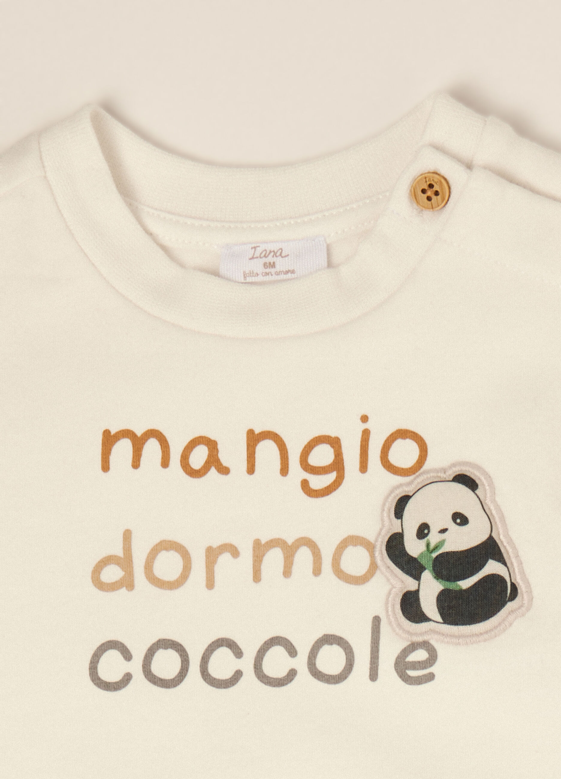 Conjunto branco em algod&atilde;o el&aacute;stico com cal&ccedil;as com p&eacute;s e estampado de panda