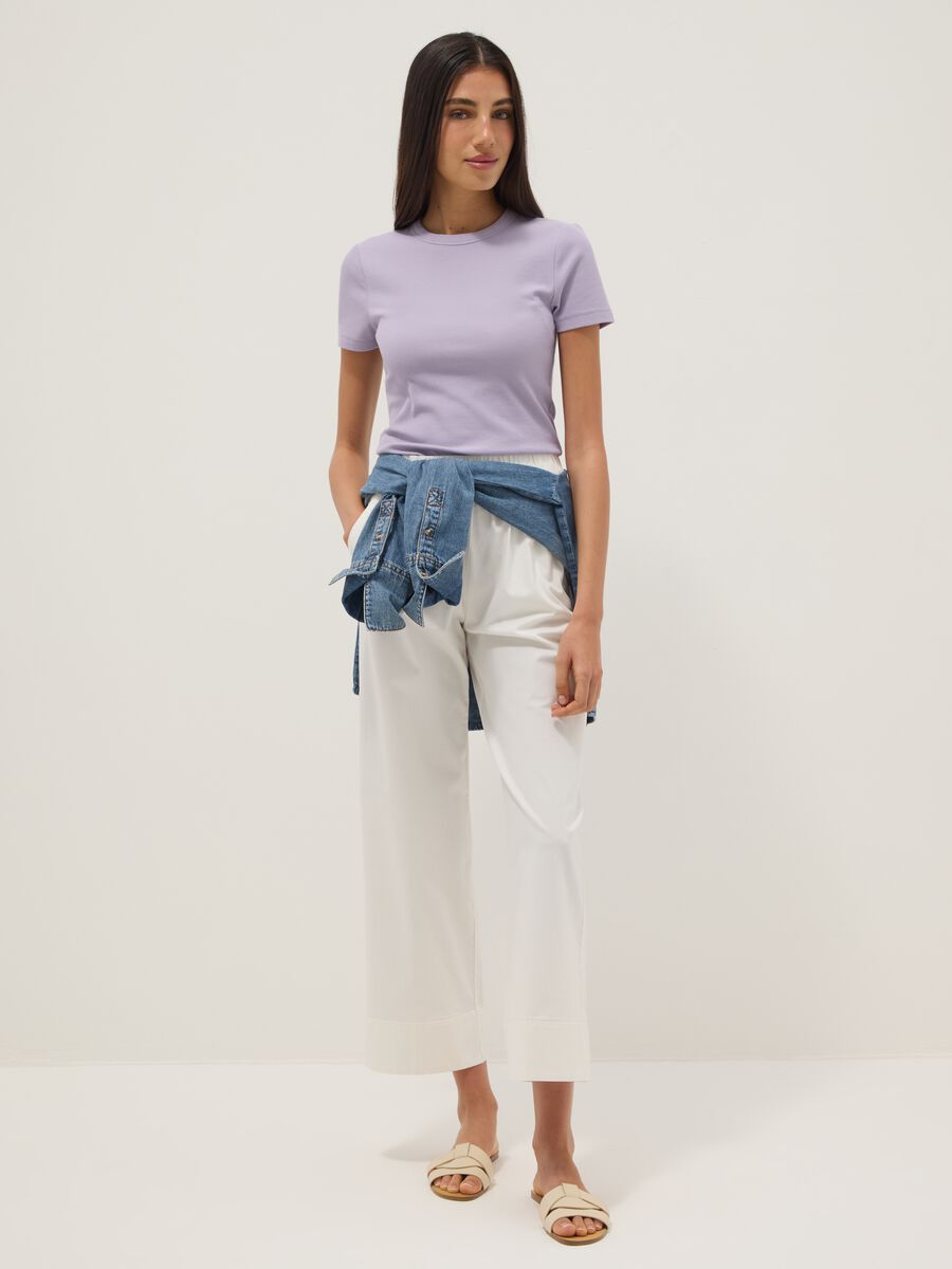 Violettfarbenes Slim-Fit T-Shirt aus Stretch-Baumwolle mit kurzen &Auml;rmeln_2