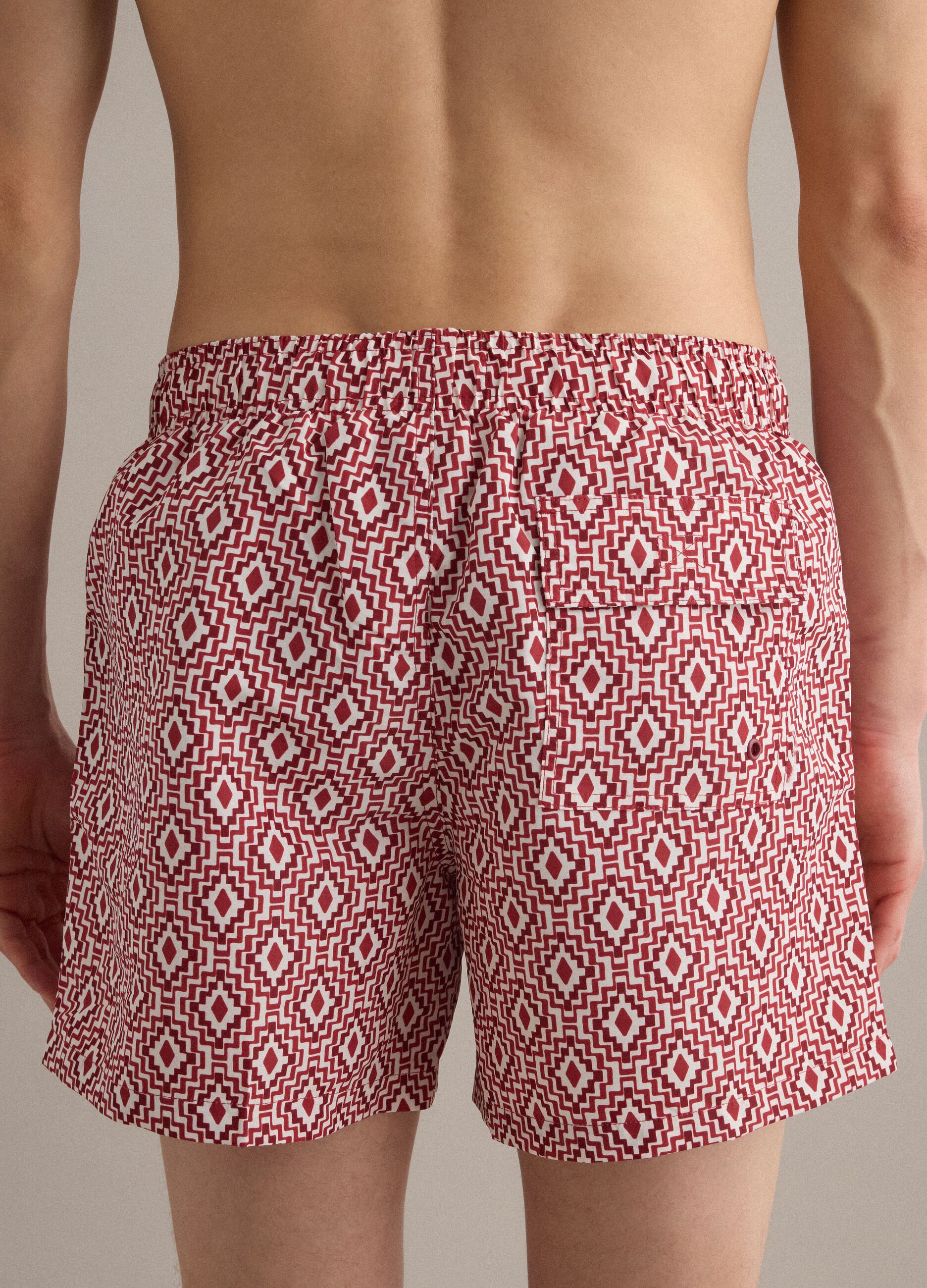 Ba&ntilde;ador tipo bermuda rojo con estampado geom&eacute;trico