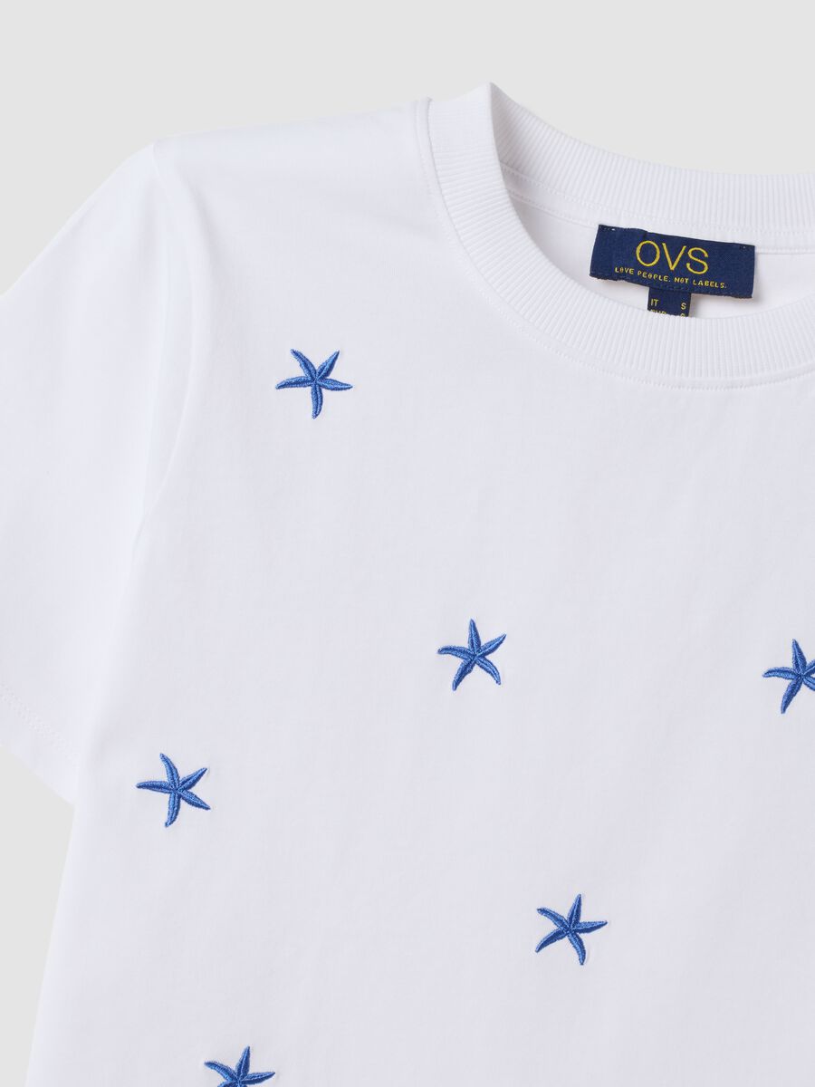 Camiseta blanca de algod&oacute;n puro con bordados de estrellas_5