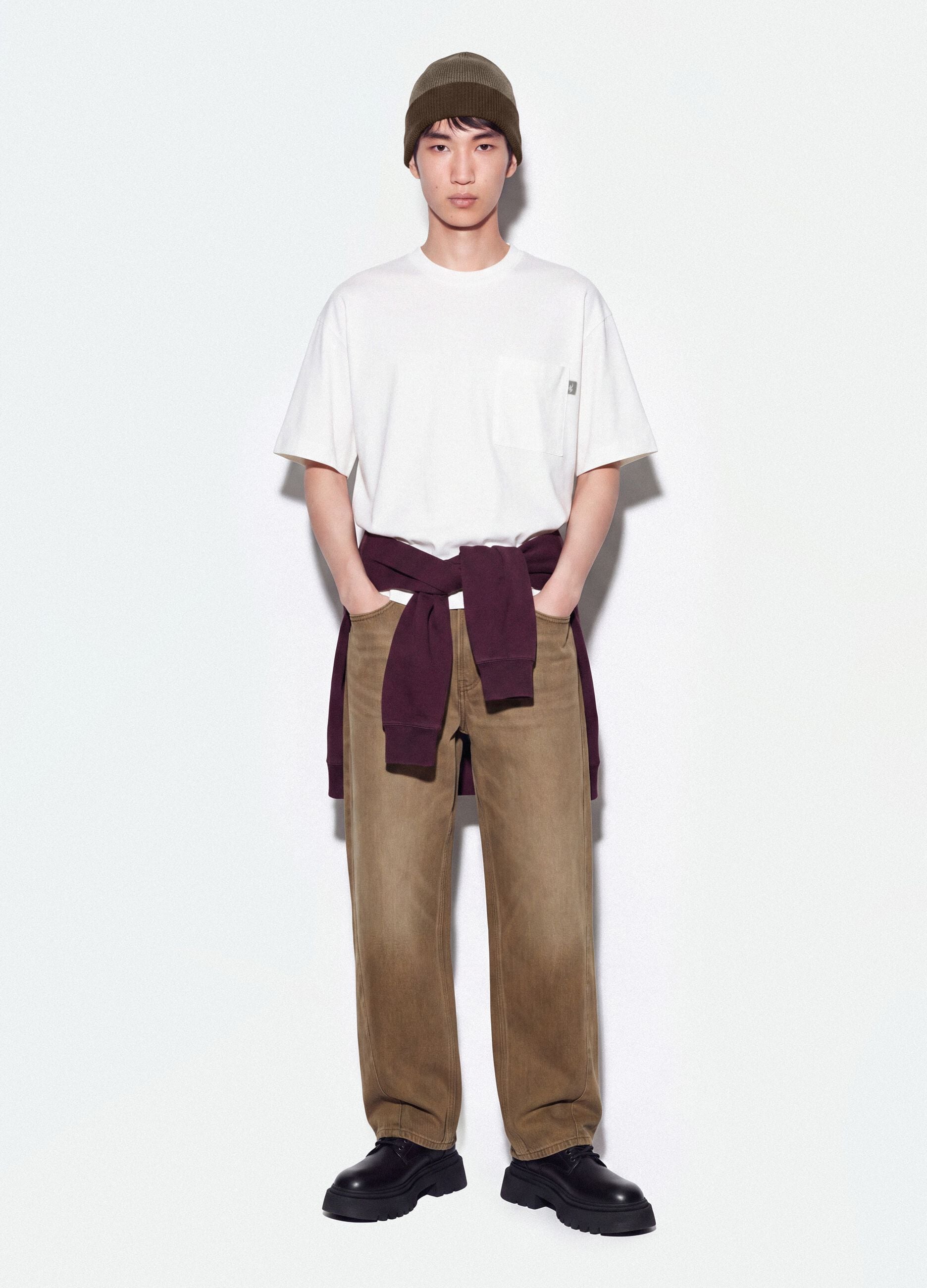 T-shirt branca em algod&atilde;o puro com gola redonda e bolso, corte boxy