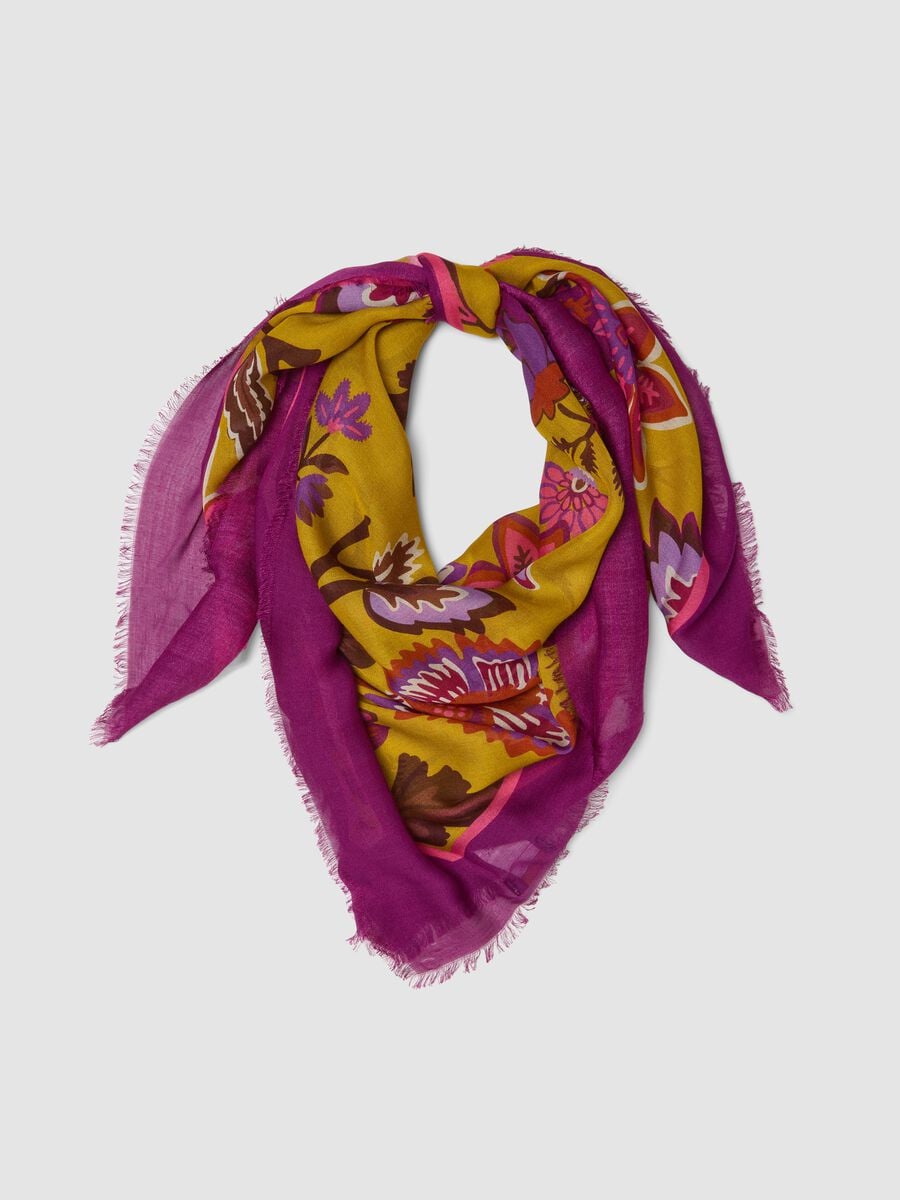 Len&ccedil;o roxo em viscose pura com padr&atilde;o floral e bordos desfiados_0