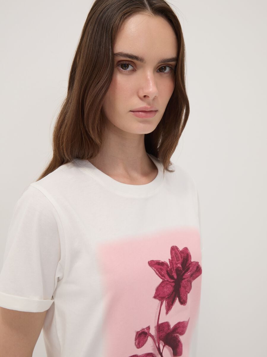 T-shirt bianca in puro cotone con girocollo e stampa floreale regular fit_0