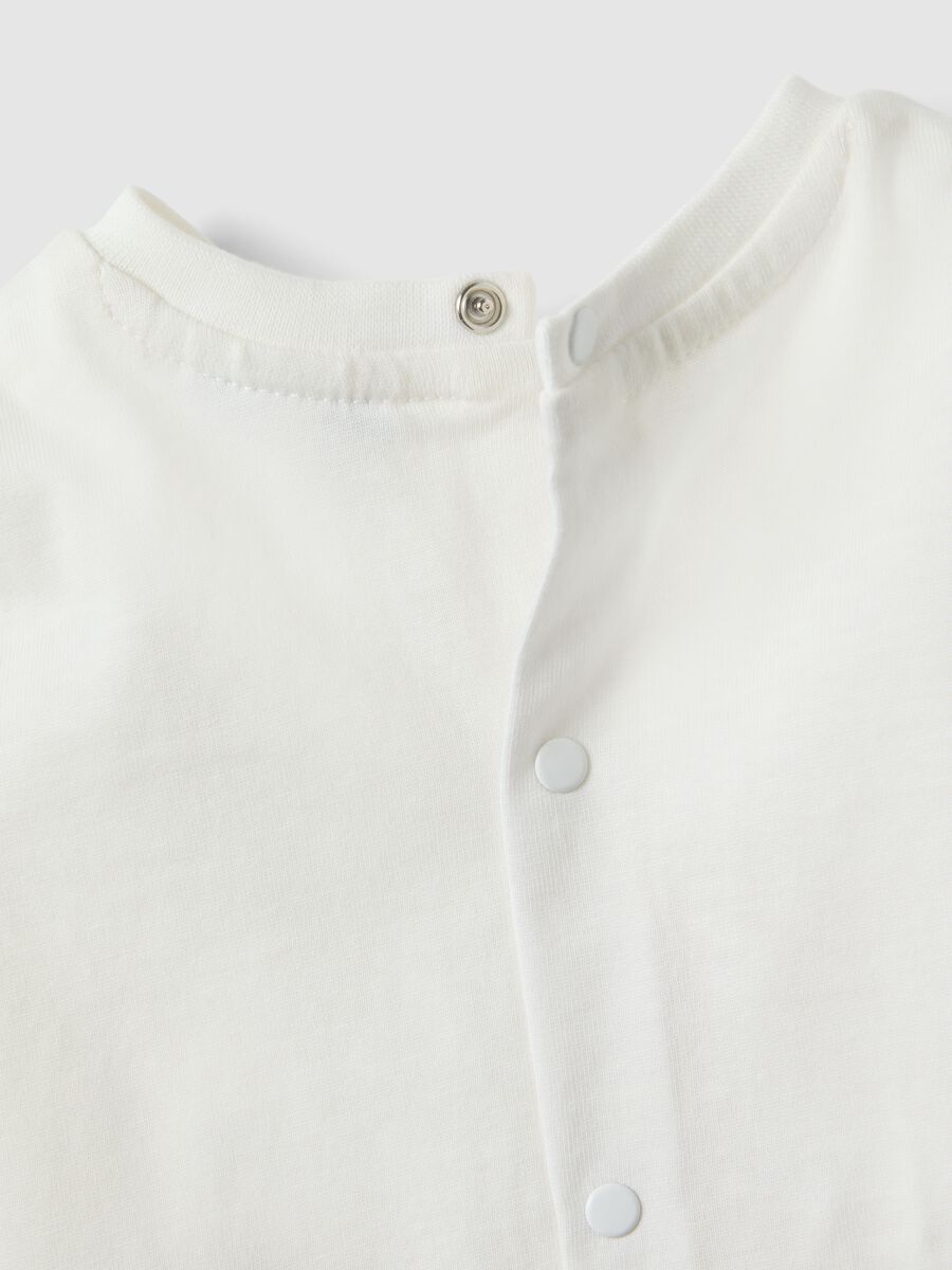 T-shirt b&eacute;b&eacute; blanc en m&eacute;lange de coton avec motif ourson, coupe regular_3