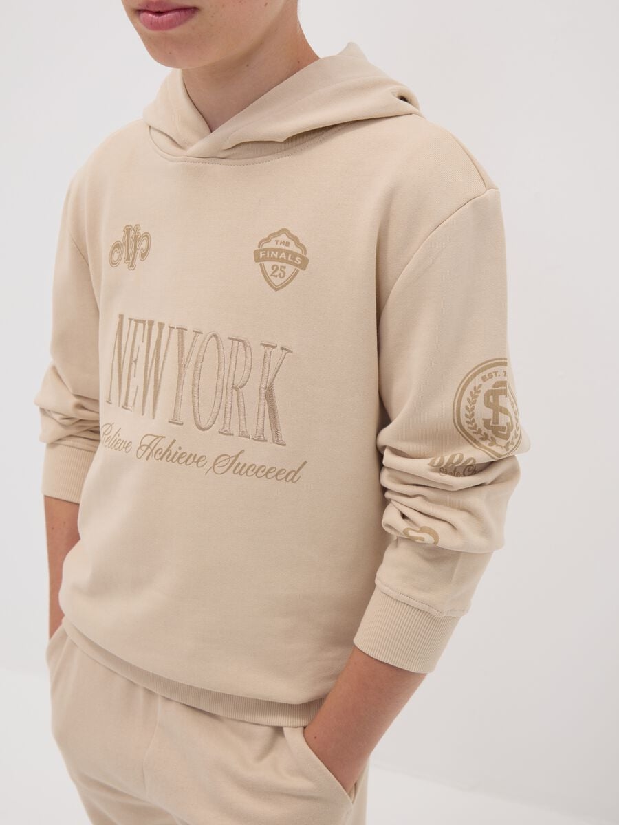 Beige pure cotton hoodie with New York print for boys_1
