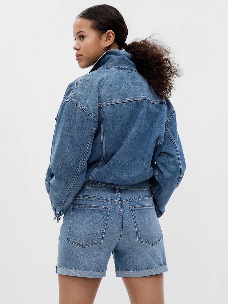 Girlfriend shorts in denim with raw hem_2