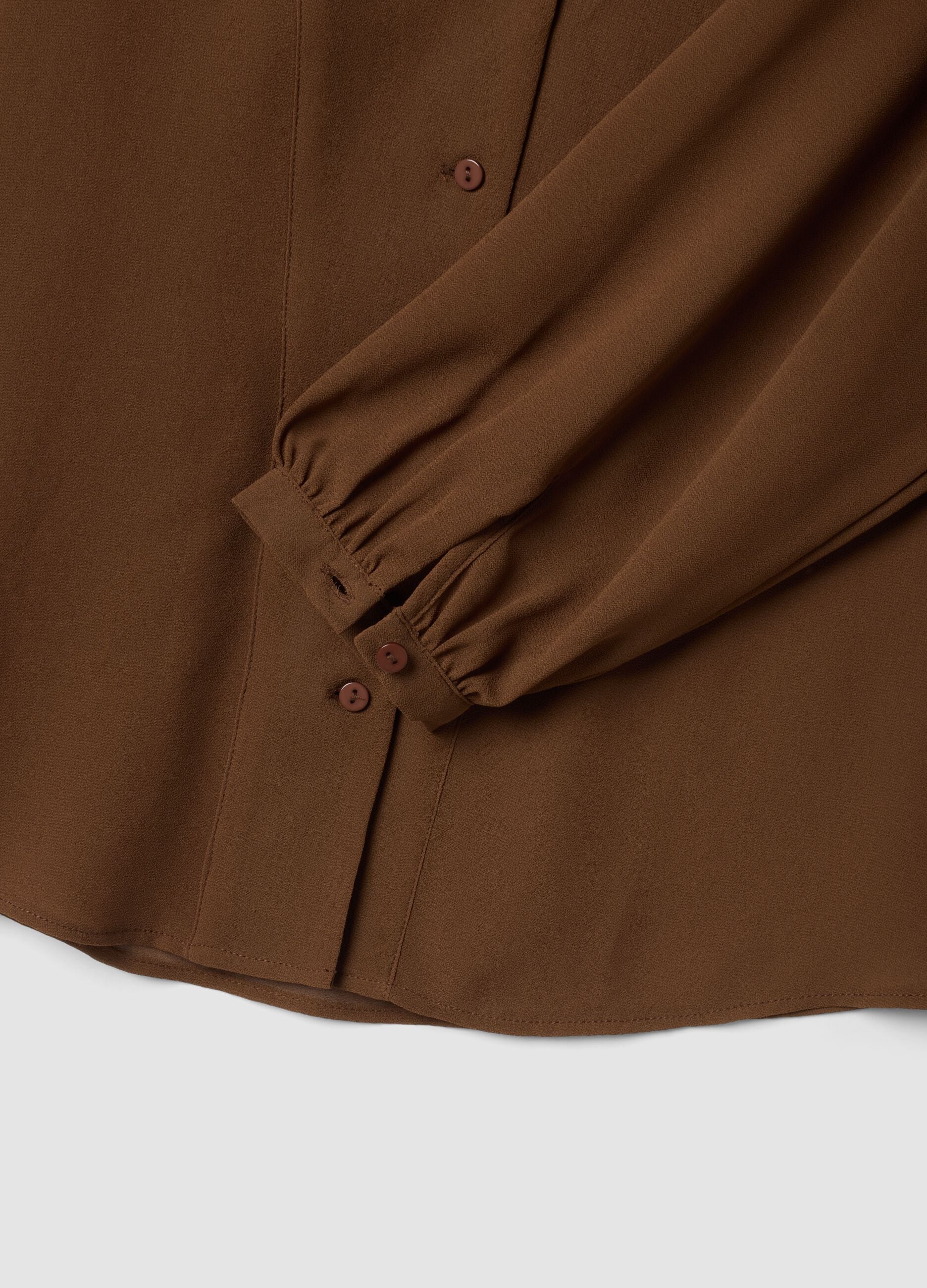 Braune Regular-Fit-Bluse mit Kn&ouml;pfen und langen &Auml;rmeln
