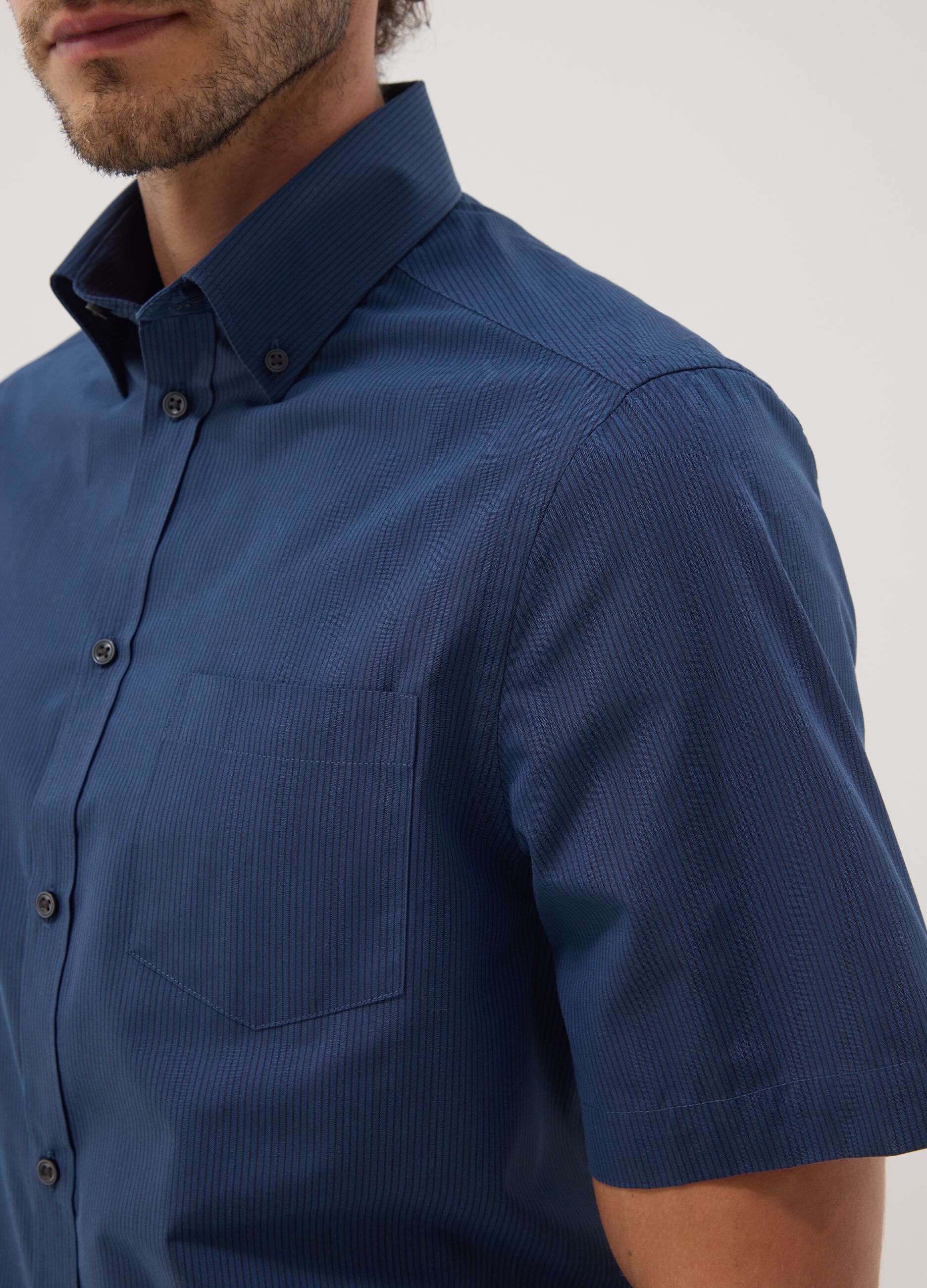 Camisa azul de manga curta com colarinho button-down