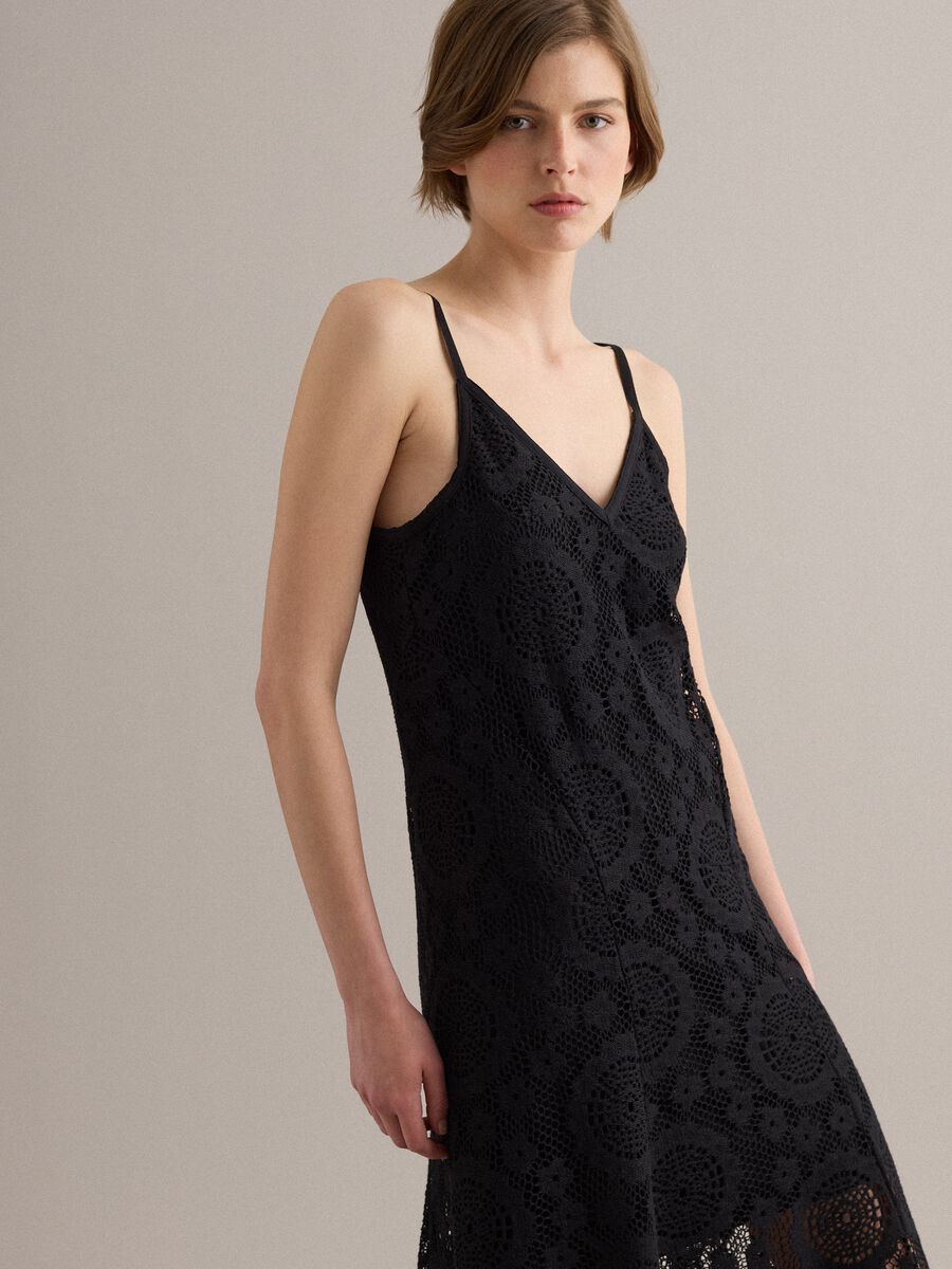 Long black crochet dress with V-neck, regular fit_3