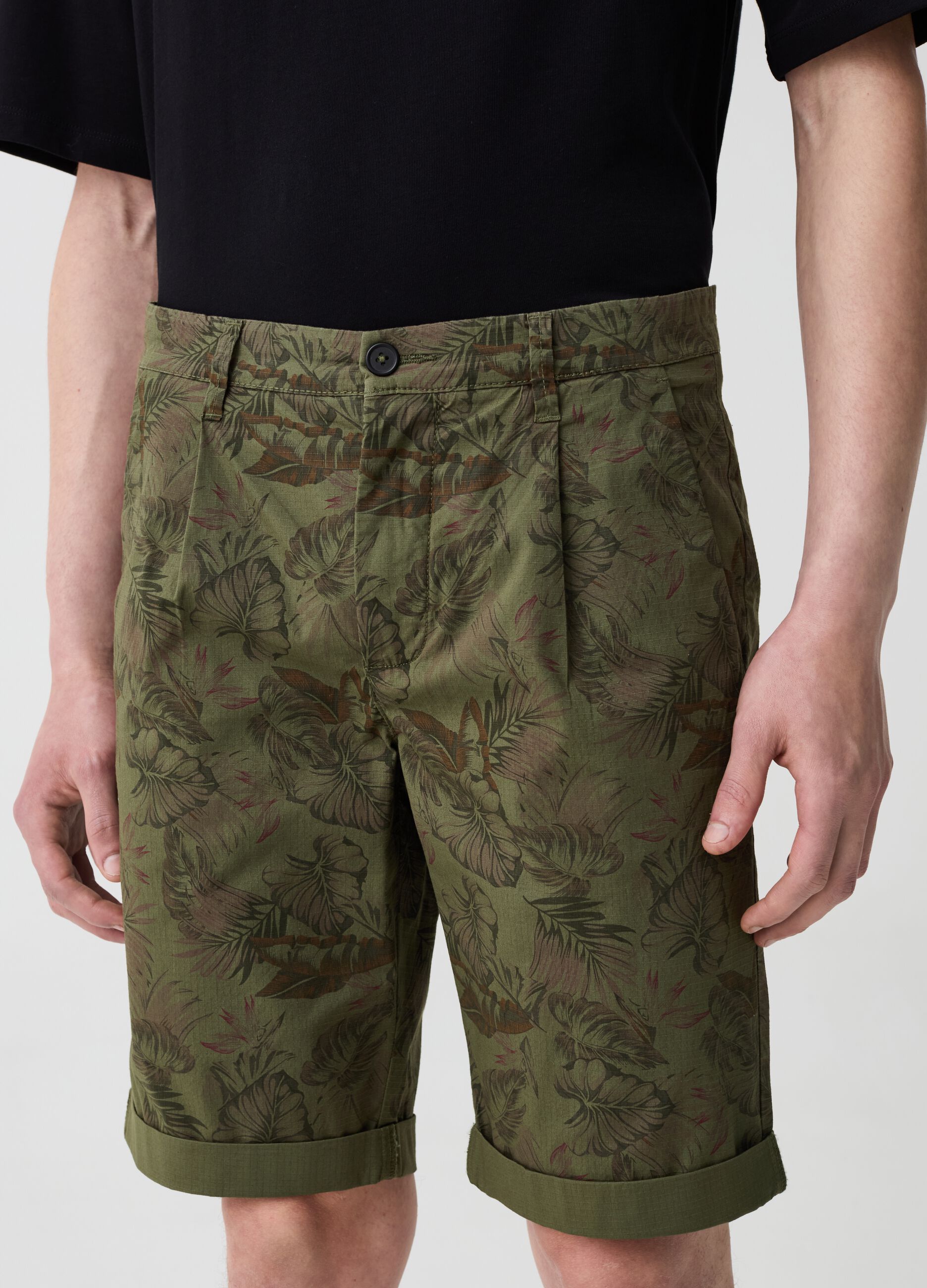 Chino Bermuda shorts with print and ripstop weave