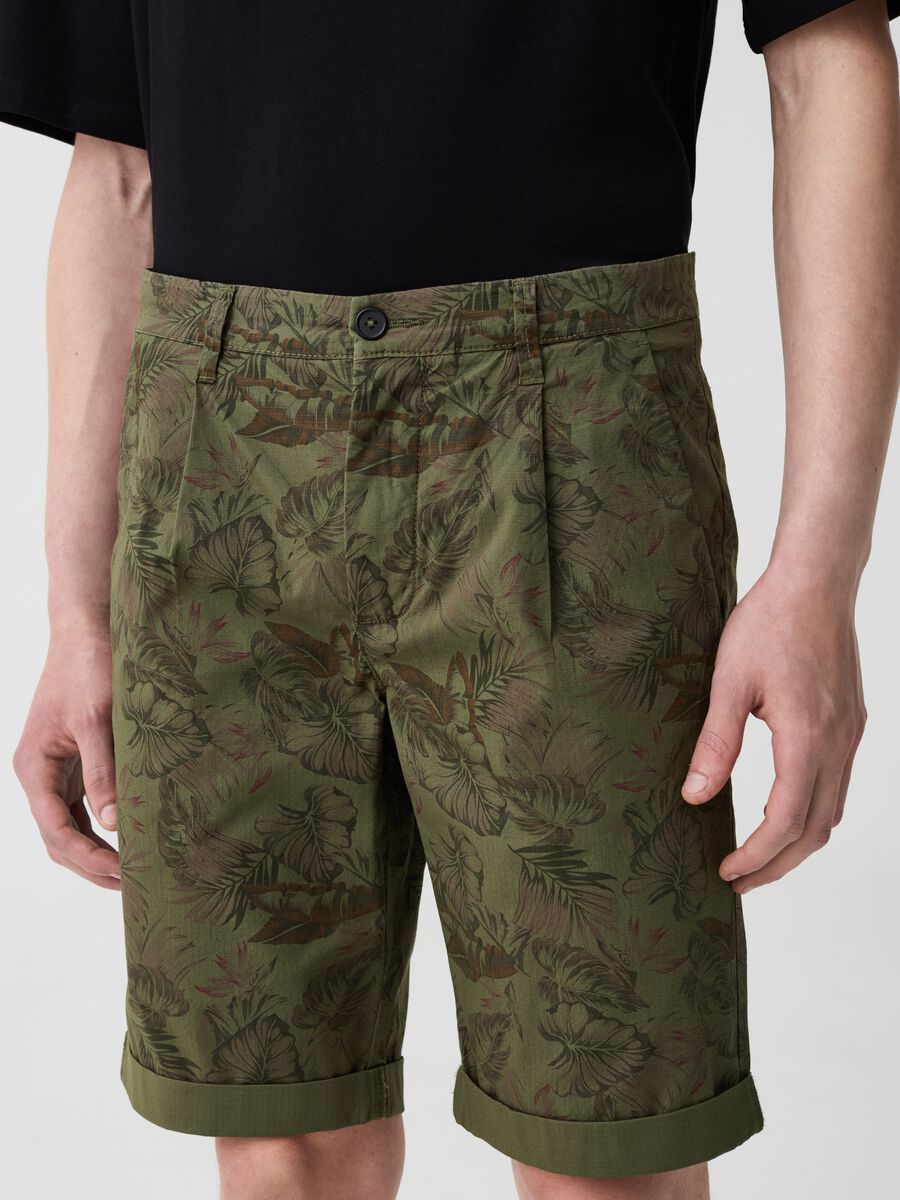 Chino Bermuda shorts with print and ripstop weave_1