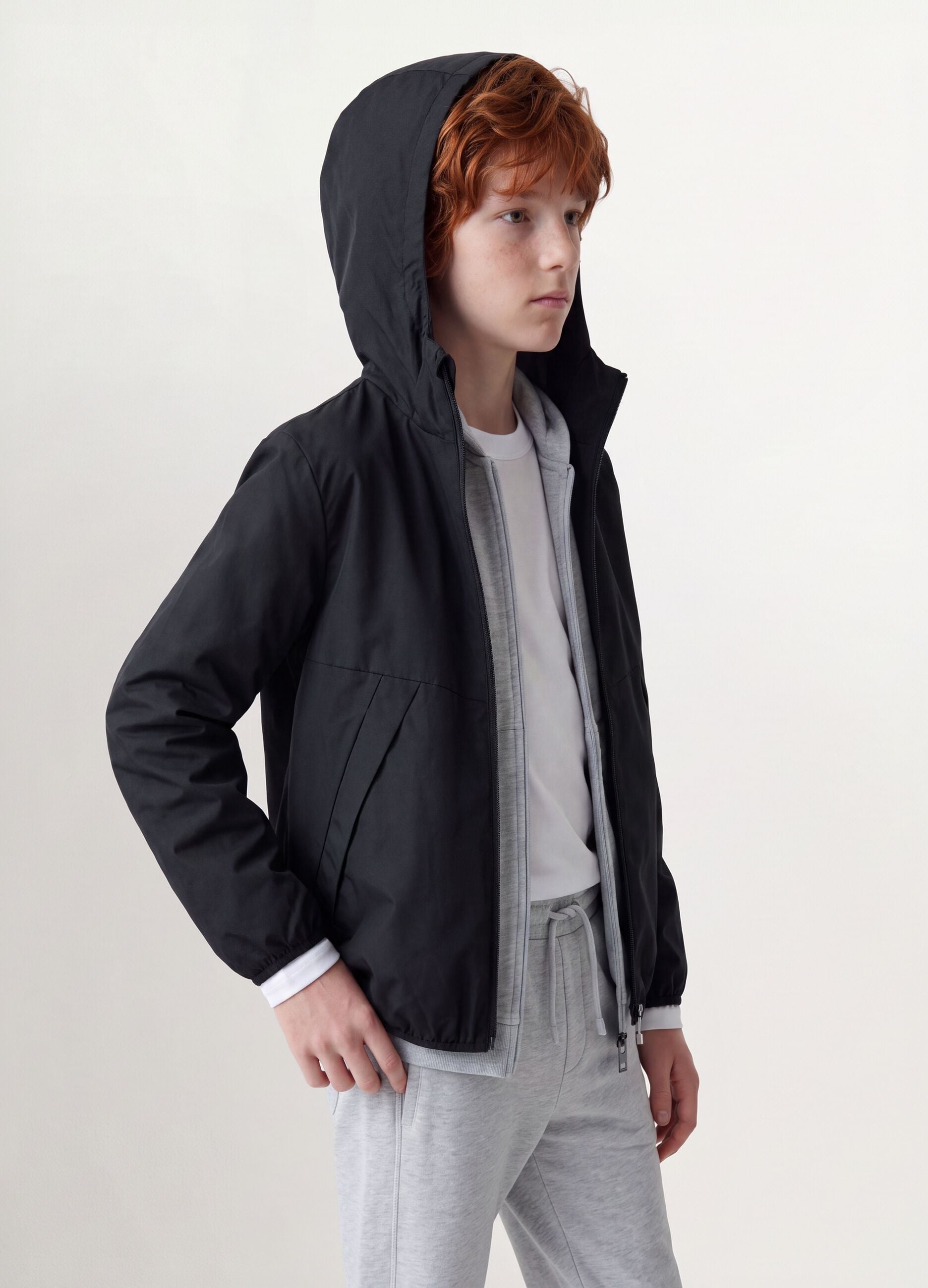 Schwarze Oversize-Regenjacke mit Kapuze und Rei&szlig;verschluss f&uuml;r Jungen