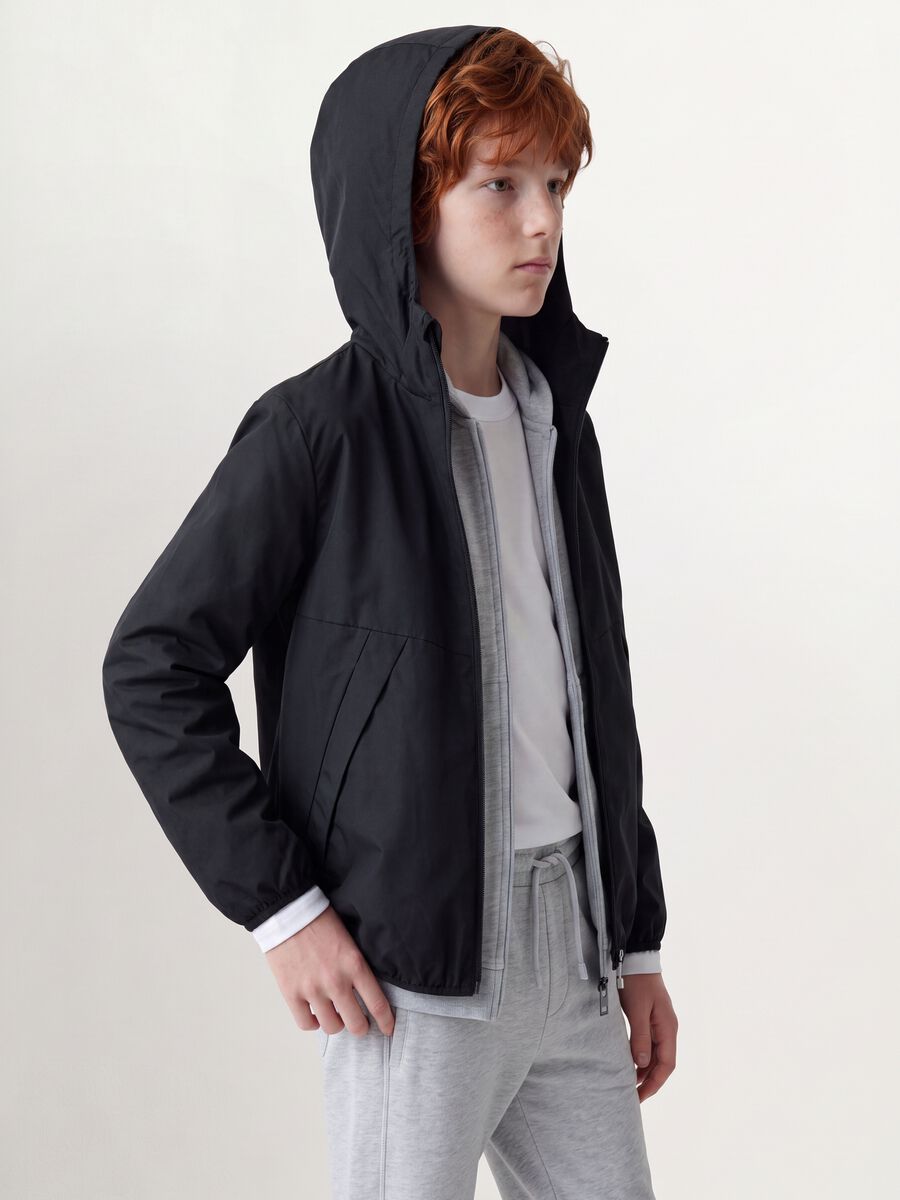 Schwarze Oversize-Regenjacke mit Kapuze und Reissverschluss f&uuml;r Jungen_0