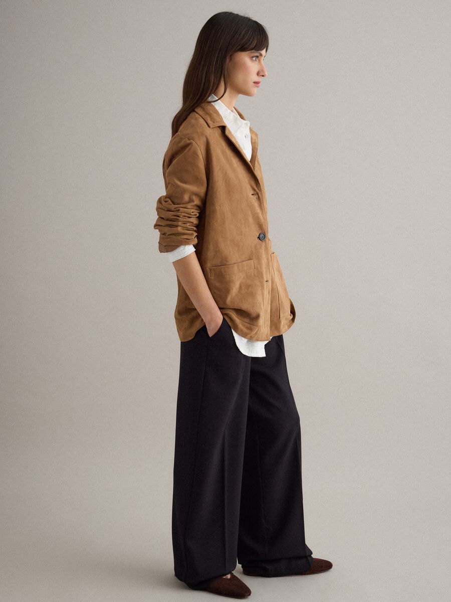 Blazer castanho em pele verdadeira com corte regular e bot&otilde;es_3