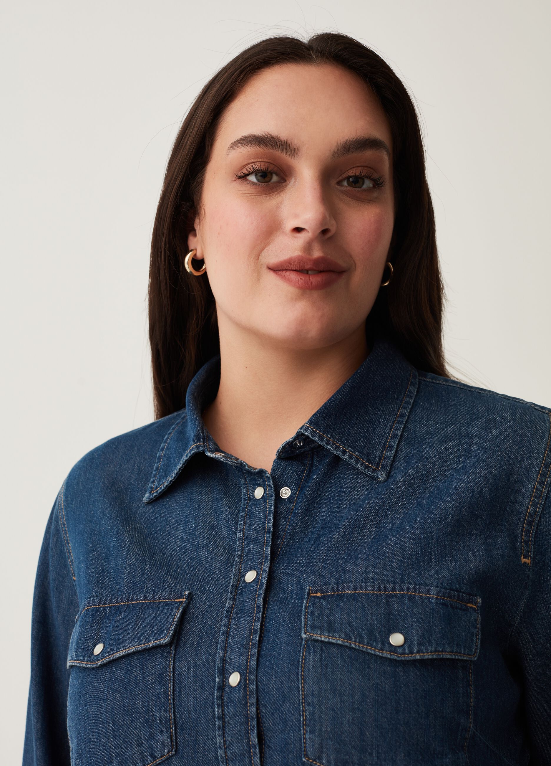 Curvy denim shirt with pearl buttons_1