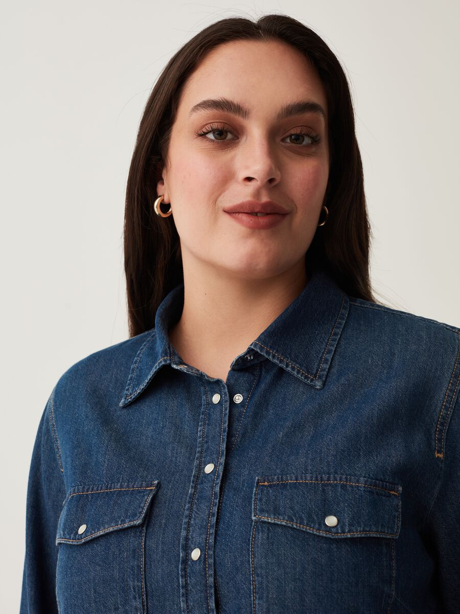 Curvy denim shirt with pearl buttons_1