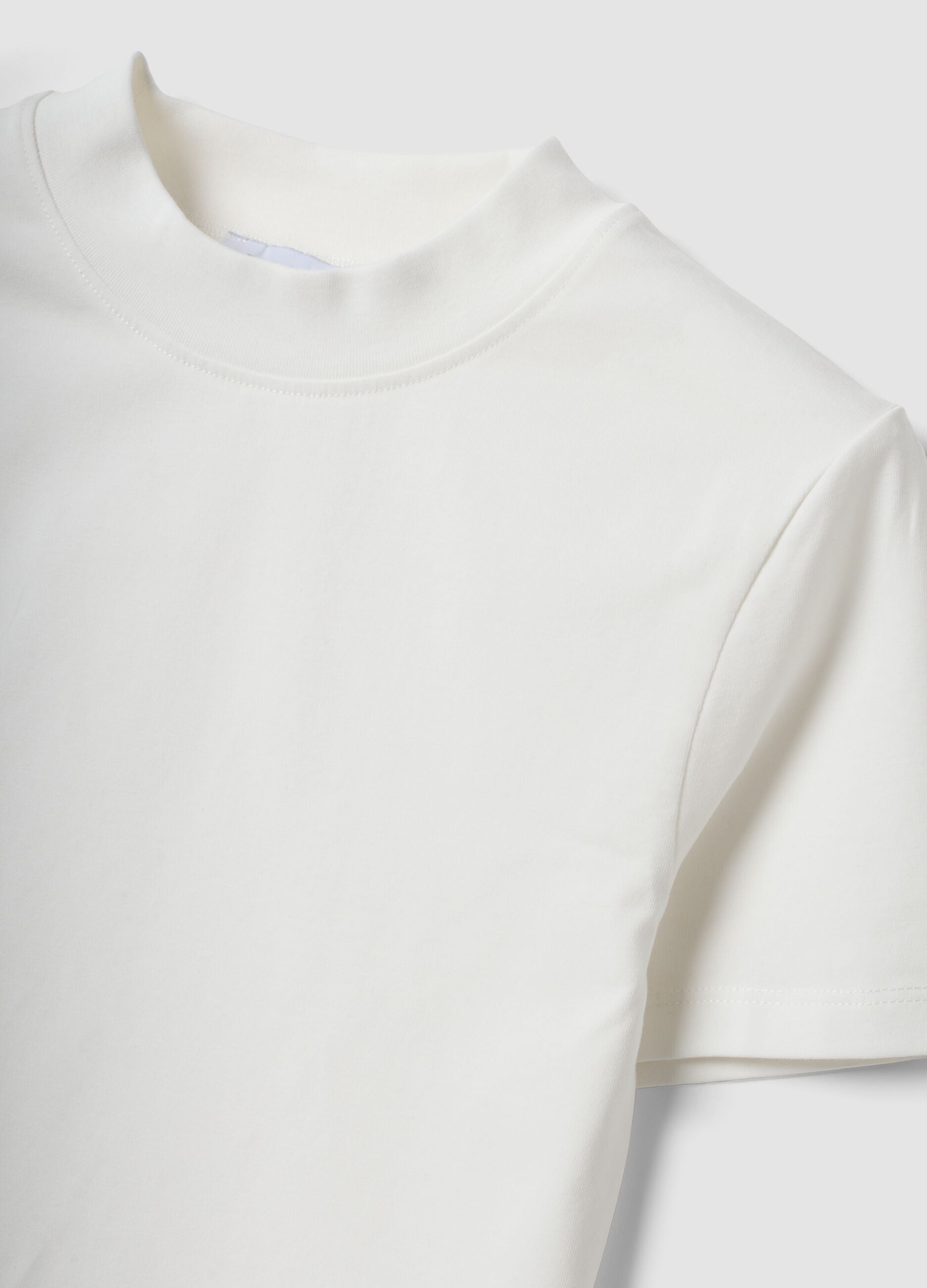 T-shirt branca justa em algod&atilde;o el&aacute;stico com gola subida