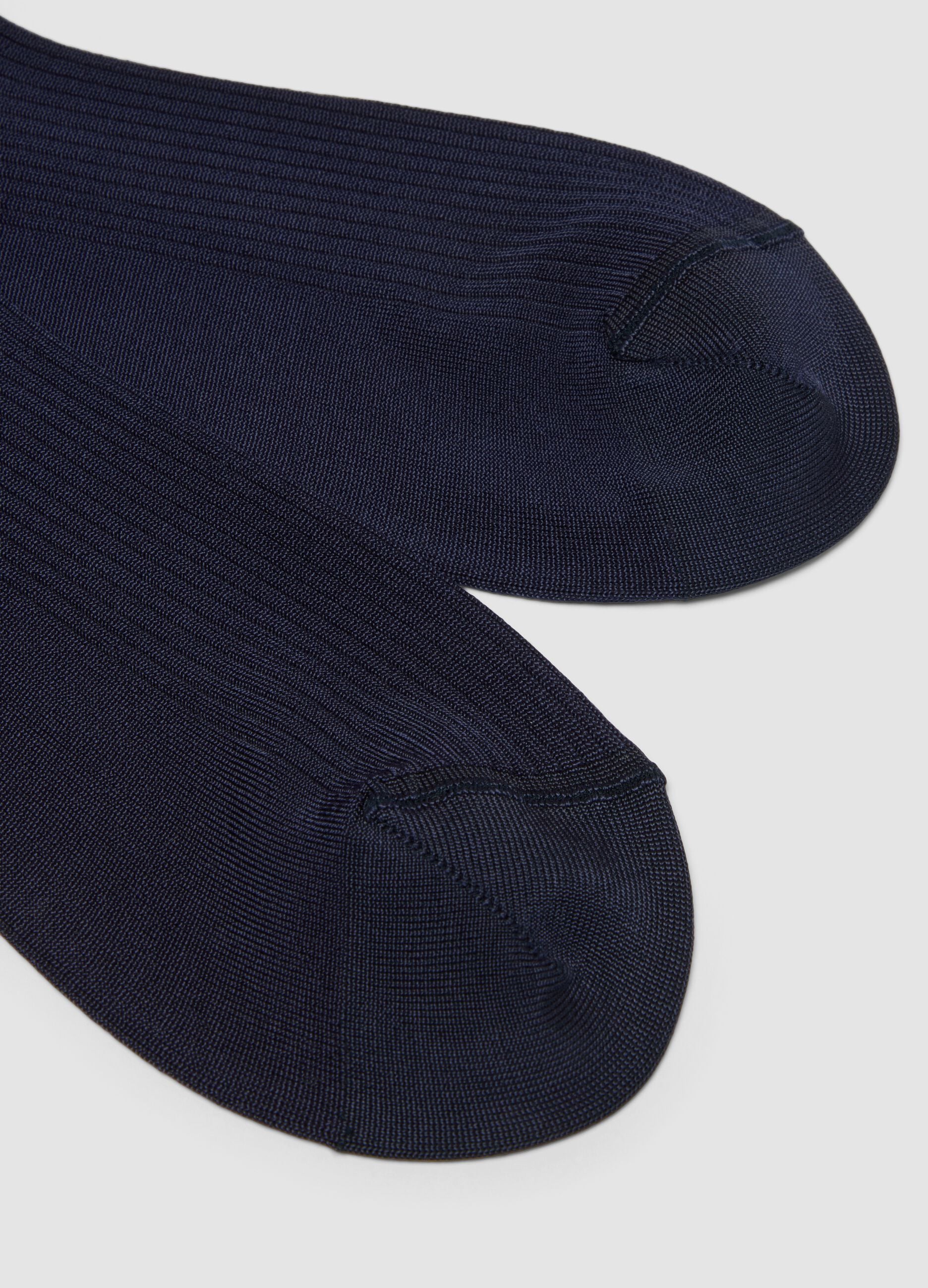 Blaue gerippte Socken aus Stretch-Viskose