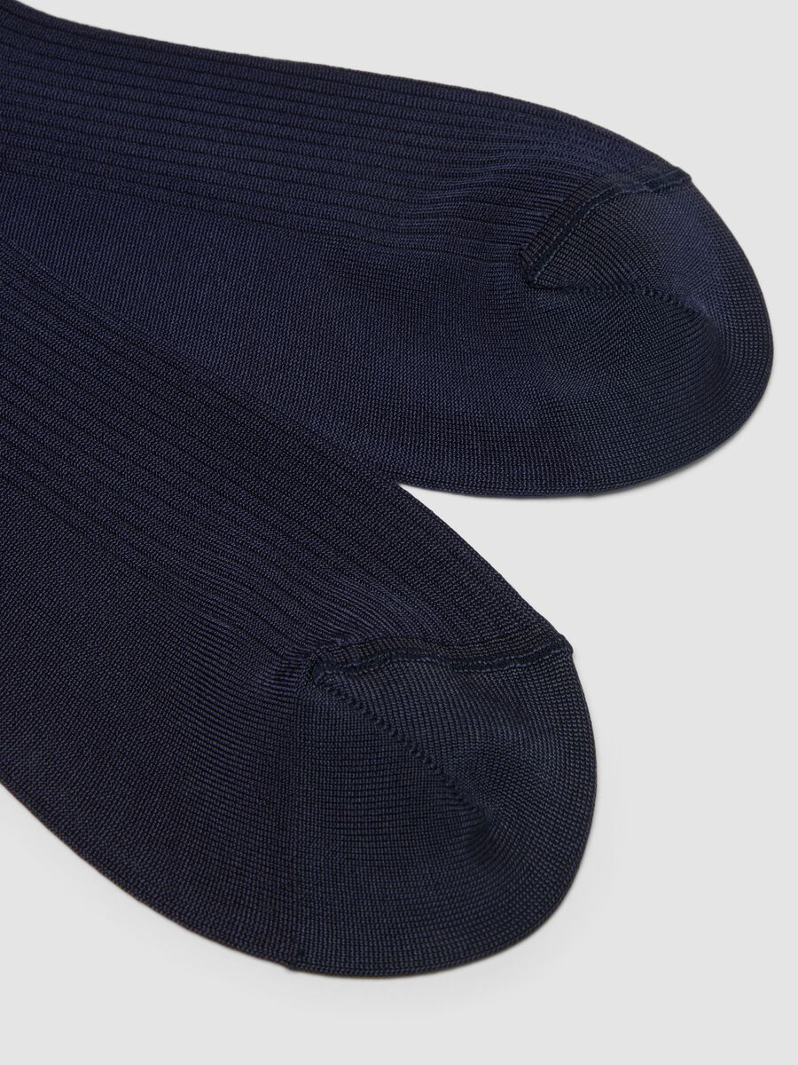 Blaue gerippte Socken aus Stretch-Viskose_1