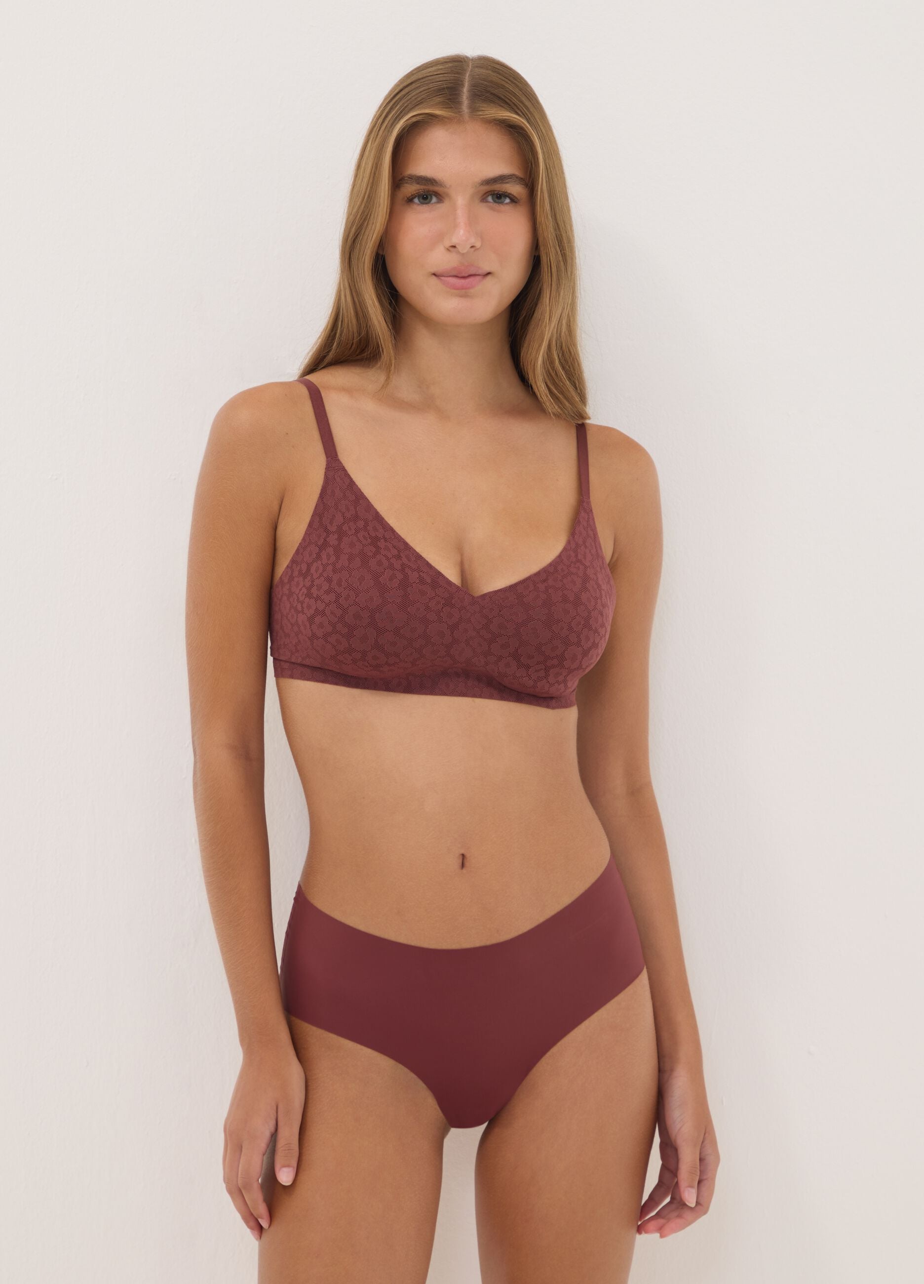 Suti&atilde; bralette vermelho em tecido el&aacute;stico com renda
