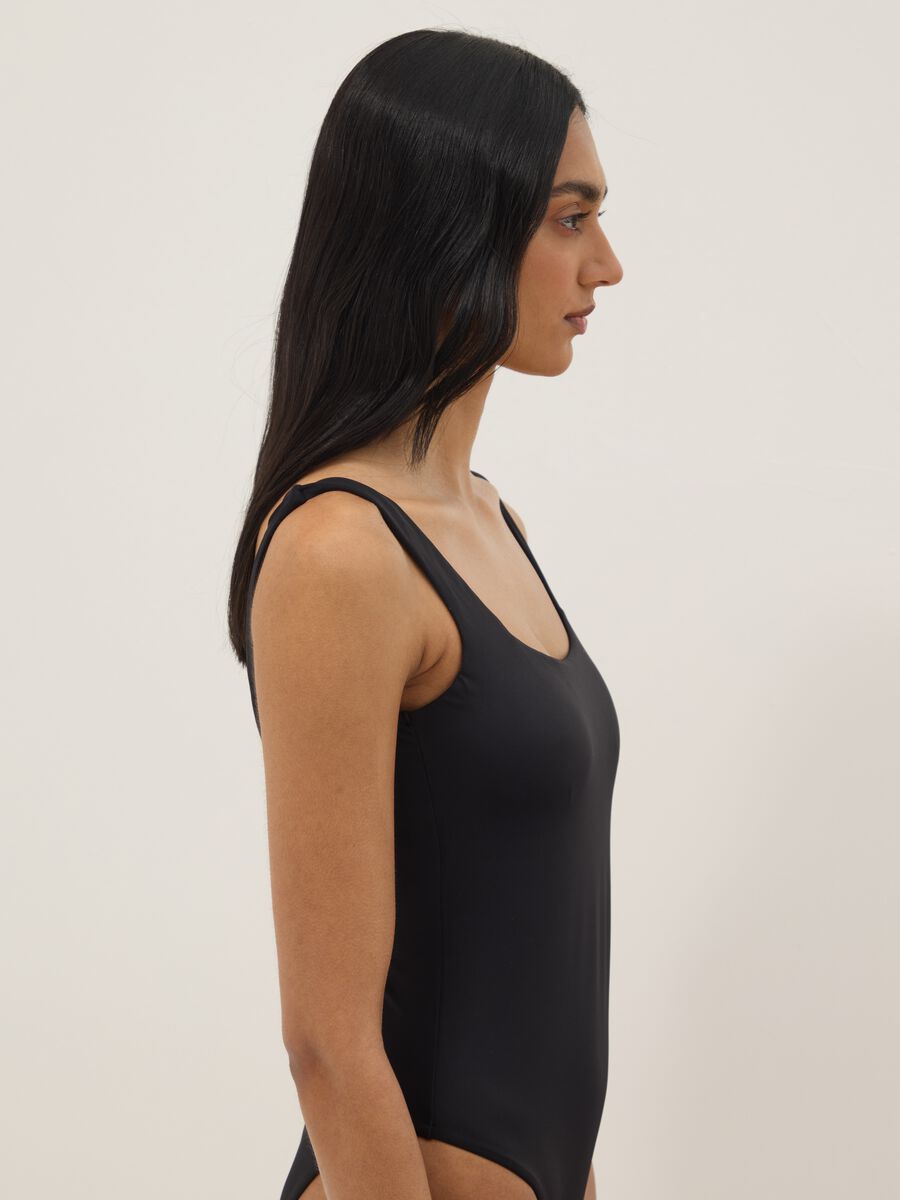 Schwarzer, elastischer Badeanzug mit Polstern_1