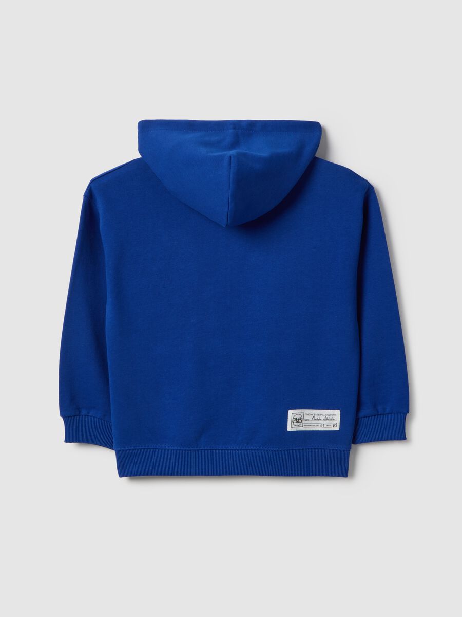 Camisola azul com capuz de algod&atilde;o puro para crian&ccedil;as, ajuste regular com n&uacute;meros e textos_4